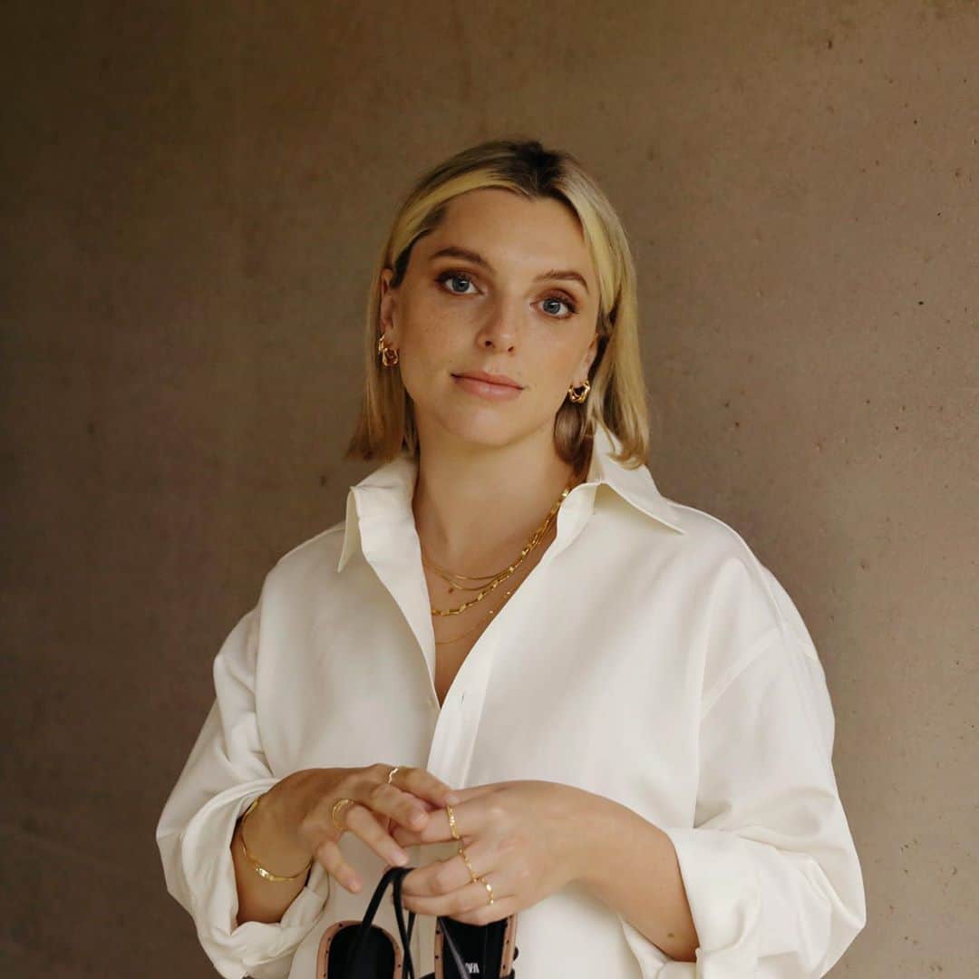 Estée Lalondeのインスタグラム：「Introducing Elevate, my third collection with @daisy_jewellery ✨ Available to shop now 😱 #esteelalondeXdaisy #linkinbio to shop 🥂」