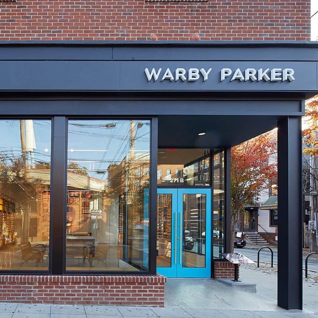 Warby Parkerのインスタグラム：「Hello Rhode Island! 👋 We’ve finally landed in Providence and our new store on Thayer Street has got it all: glasses, sunglasses, contacts, and the custom in-store artwork by @risd1877 alum @jackson.e.joyce can’t be missed! Don’t forget to grab a treat from @butterbangcroissants on your way out (while supplies last 🥐)  You can count on new and robust safety measures like social distancing, enhanced sanitization, limited capacity, and contactless measurements ✨ (Check out our story for more 👀)」