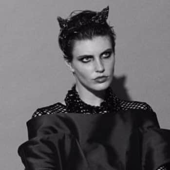 のインスタグラム：「Getting ready for #halloween in my @ericksonbeamon horn headband for @annasui styled by @nikkokefalas」