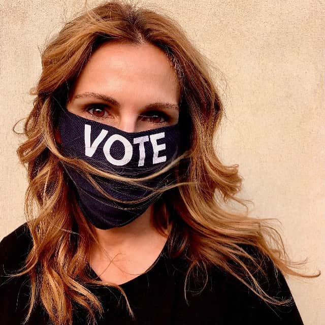 ジュリア・ロバーツのインスタグラム：「Yep, 💙 VOTE ♥️ #weareinthistogether #wearamask #getyourjush #earlyvoting #whenweallvote」