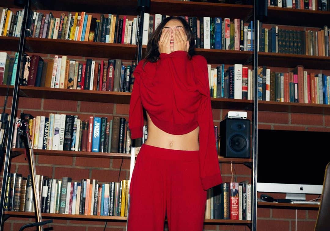 フィービー・トンキンのインスタグラム：「Introducing @shoplesjour ❣️ LESJOUR! Was a manifestation of all the things I want out of a clothing brand. As a consumer buying clothing in 2020, sustainability and size inclusivity should be a given. Your focus should be on looking cute and feeling eeextremely comfortable. I want clothing to be versatile, effortless, chic and cozy. And that’s how LESJOUR! Was born. You won’t receive your pieces with unnecessary packaging, and the bags they do arrive in are both compostable and reusable thanks to the amazing @betterpackagingco ❣️ Lesjour.com available for pre-order x」