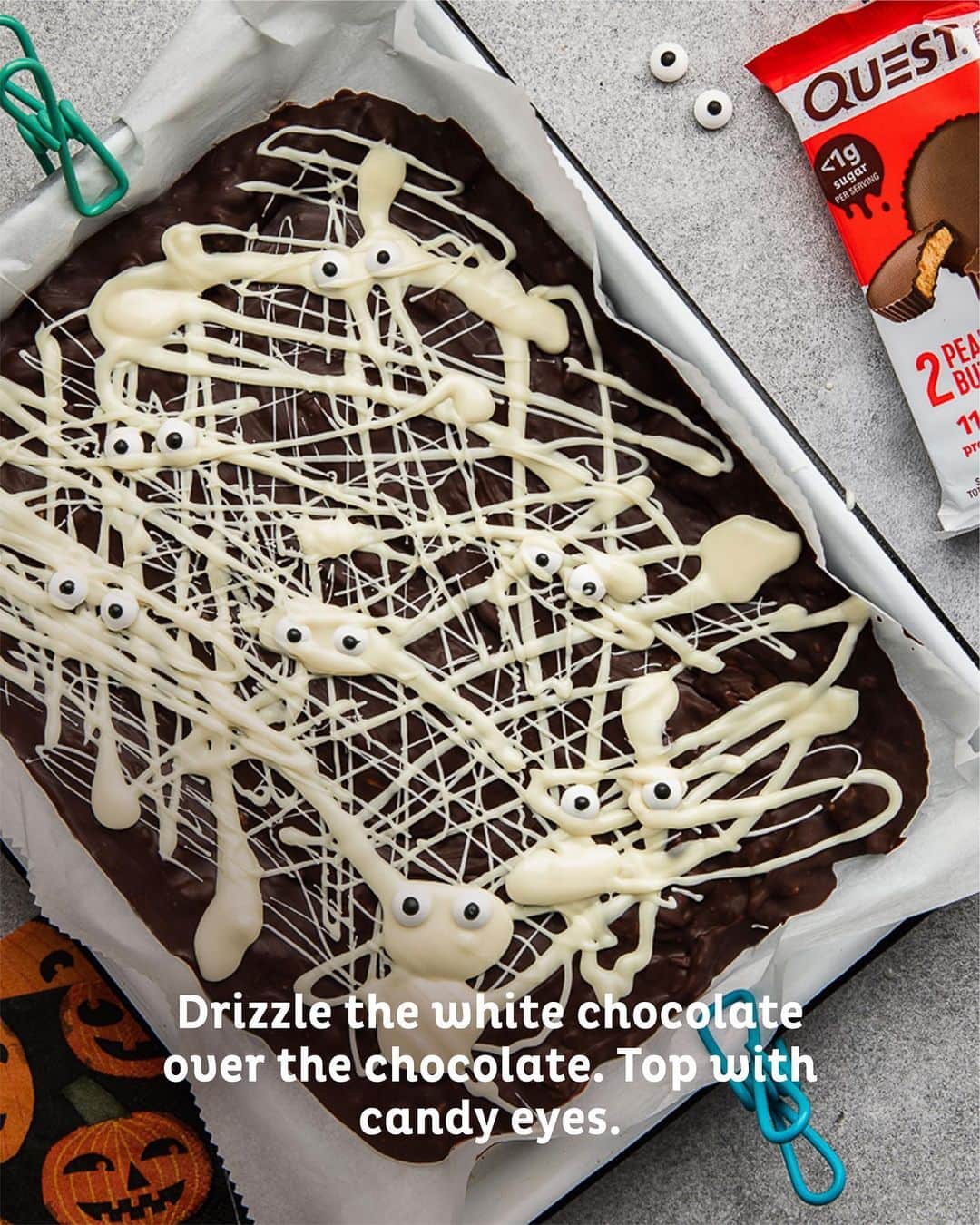 questnutritionさんのインスタグラム写真 - (questnutritionInstagram)「Try this deliciously spooky Questified Halloween Bark using the new PB Cups! 🥜🎃 👻 👉SWIPE THROUGH📲 • Ingredients: 👉 2 packs Quest Peanut Butter Cups, chopped 👉 1 ¼ cup sugar free chocolate chips 👉 ⅓ cup sugar free white chocolate chips 👉 2 tsp coconut oil, separated 👉 14 candy eyes  Enjoy!!! 👌 • #OnaQuest #QuestNutrition」10月30日 2時43分 - questnutrition