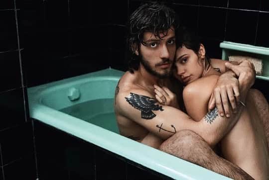 Chay Suedeのインスタグラム：「#tbt de 2017, a gente agarrado na @revistatrip .  Te amo! @neivalaura」
