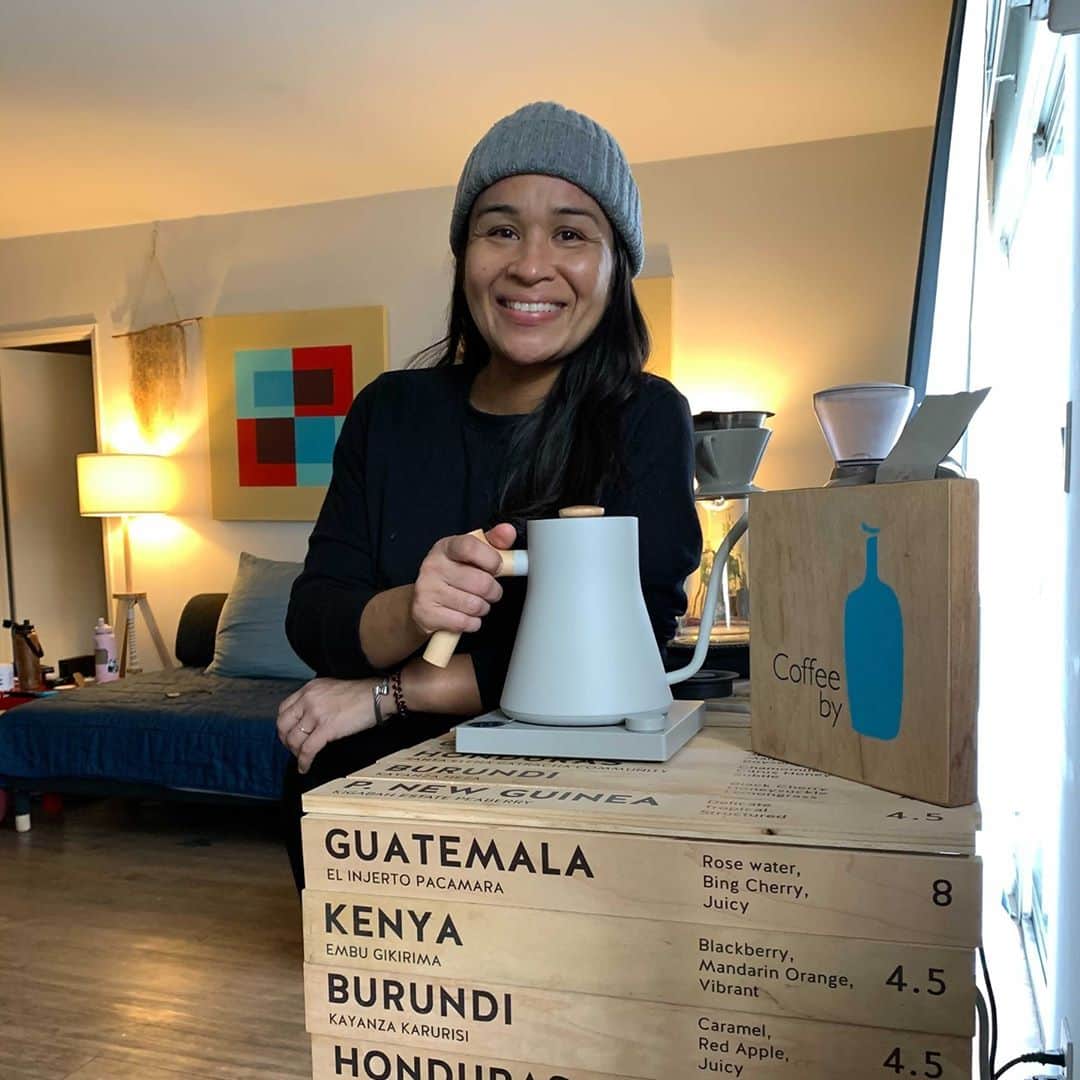 Blue Bottle Coffeeのインスタグラム：「Selina Viguera @sellybean_13, the Abbot Kinney Cafe Leader, has long been a source of admiration for the baristas who work with her, and for all of us at Blue Bottle. Yes, she’s a dedicated mentor. Yes, her latte art wins competitions. But it’s her home coffee setup that has us talking right now. She’s got everything covered: pour over (nel drip, Chemex, or straight-up drip) and espresso too. See our Story for the full scoop. #bluebottleathome ⁠#bluebottlelife」