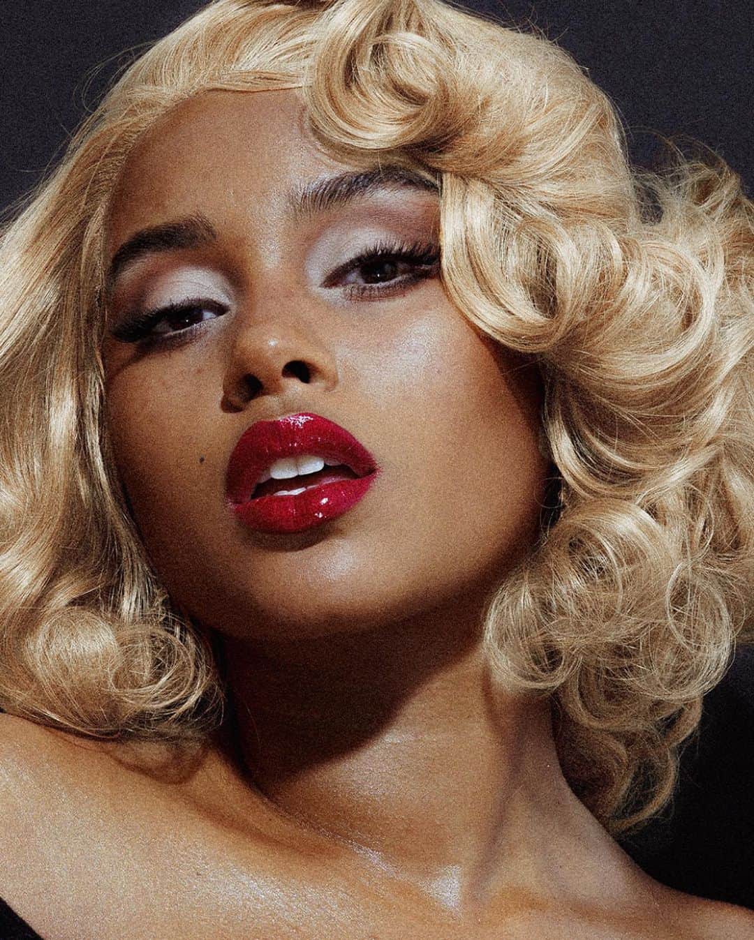 Smashboxのインスタグラム：「Swipe for a surprise 🦇 Marilyn Monroe said “who said nights were for sleep?” 😉🔪🩸  Products: 💉Photo Finish Radiance Primer 💉Studio Skin Foundation in 3.2 and 4.0 💉Halo Highlighting Duo 💉Studio Skin Concealer Light Medium Warm Olive 💉Brow Tech to go ‘Dark Brown’ 💉Weightless Setting Spray 💉Super Fan Mascara 💉Full Exposure Palette 💉Always Sharp Kohl liner in ‘Raven’ and ‘Sumatra’ 💉Gloss Angels Extra Shine 💉Always On Metallic ‘Maneater’」