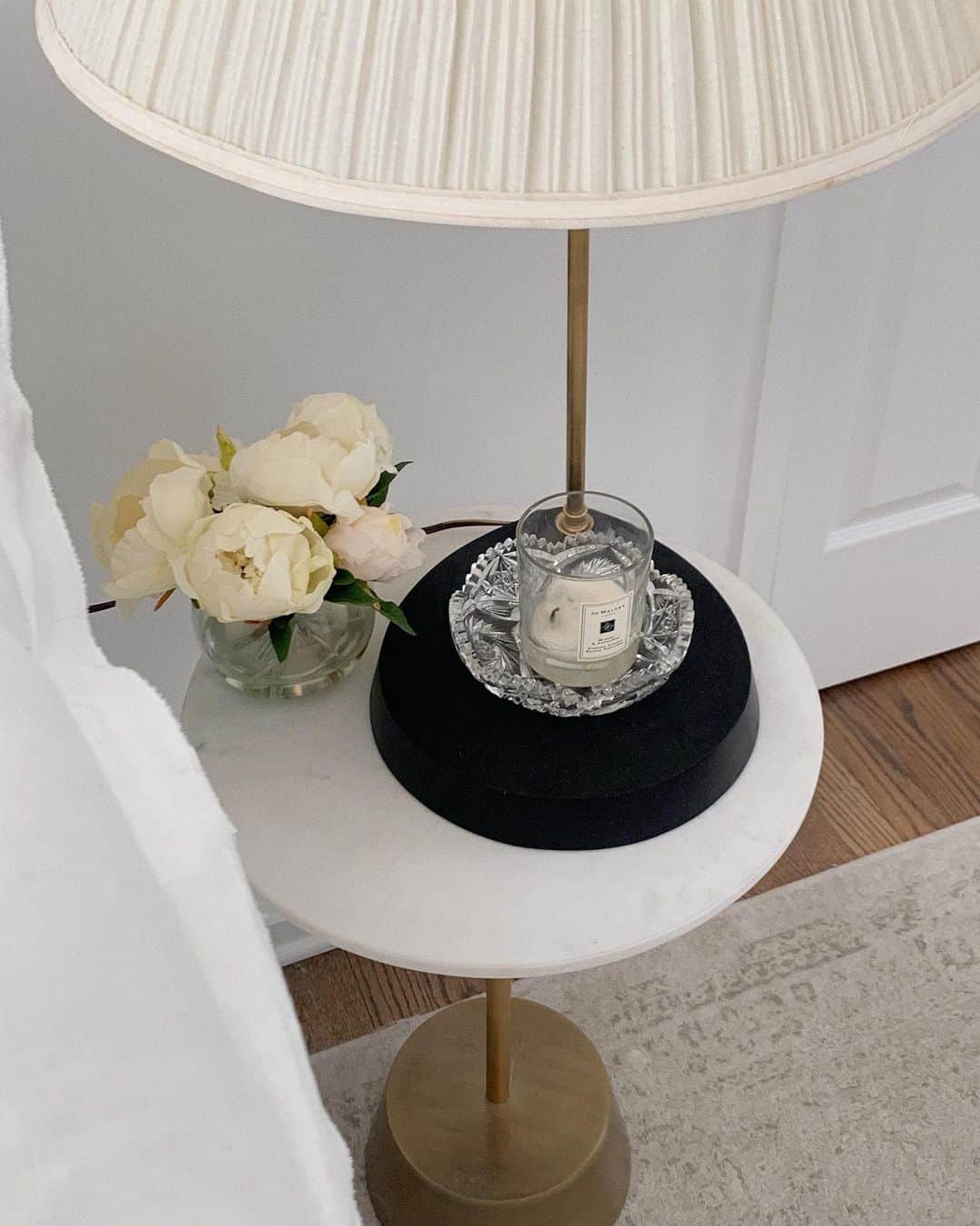 Kelsey Simoneのインスタグラム：「Good morning! My happy little bedside ☁️」