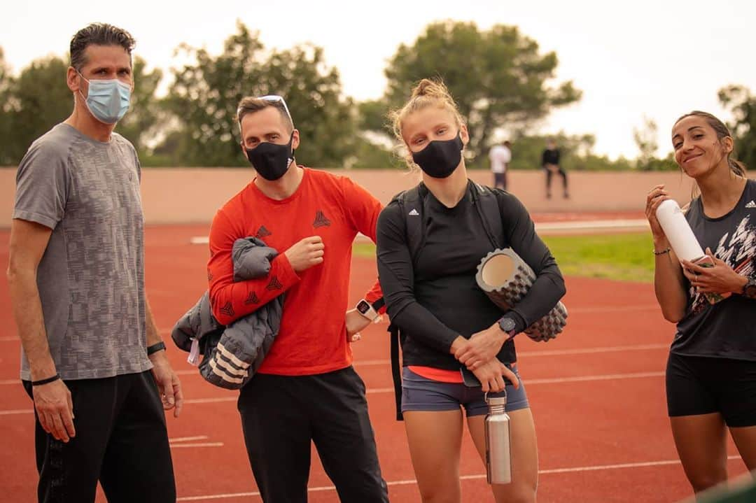 アニエス・ラーロライのインスタグラム：「Travail d'équipe 🤜🏾🤛🏻 #teamwork #trackandfield #trainingcamp #ffathletisme #adidasparis 📸 @estelle.perrossier / @pml_photo」