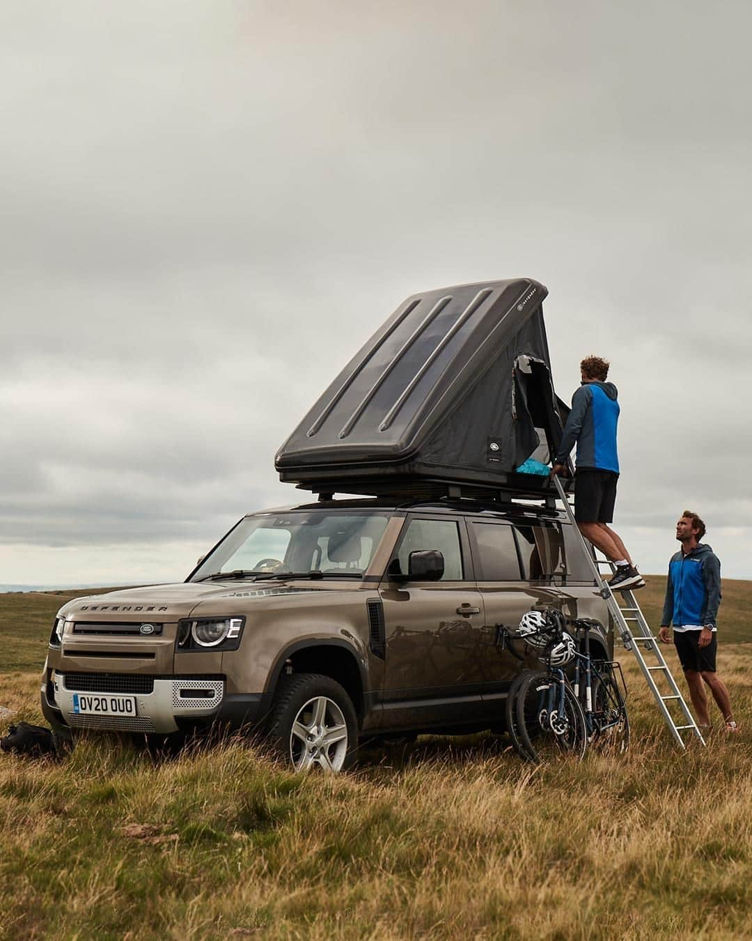 Land Roverさんのインスタグラム写真 - (Land RoverInstagram)「Camping in the wild. @theturnertwiins set up camp for an evening under the stars. Click the link in our bio to configure your new #DEFENDER.  📸 @alexanderrhind  #NewDefender #TeamDefender #Defender #LandRover #SUV #4x4 #CarsofInstagarm #AdventureCalling @autohome_official」10月30日 2時51分 - landrover