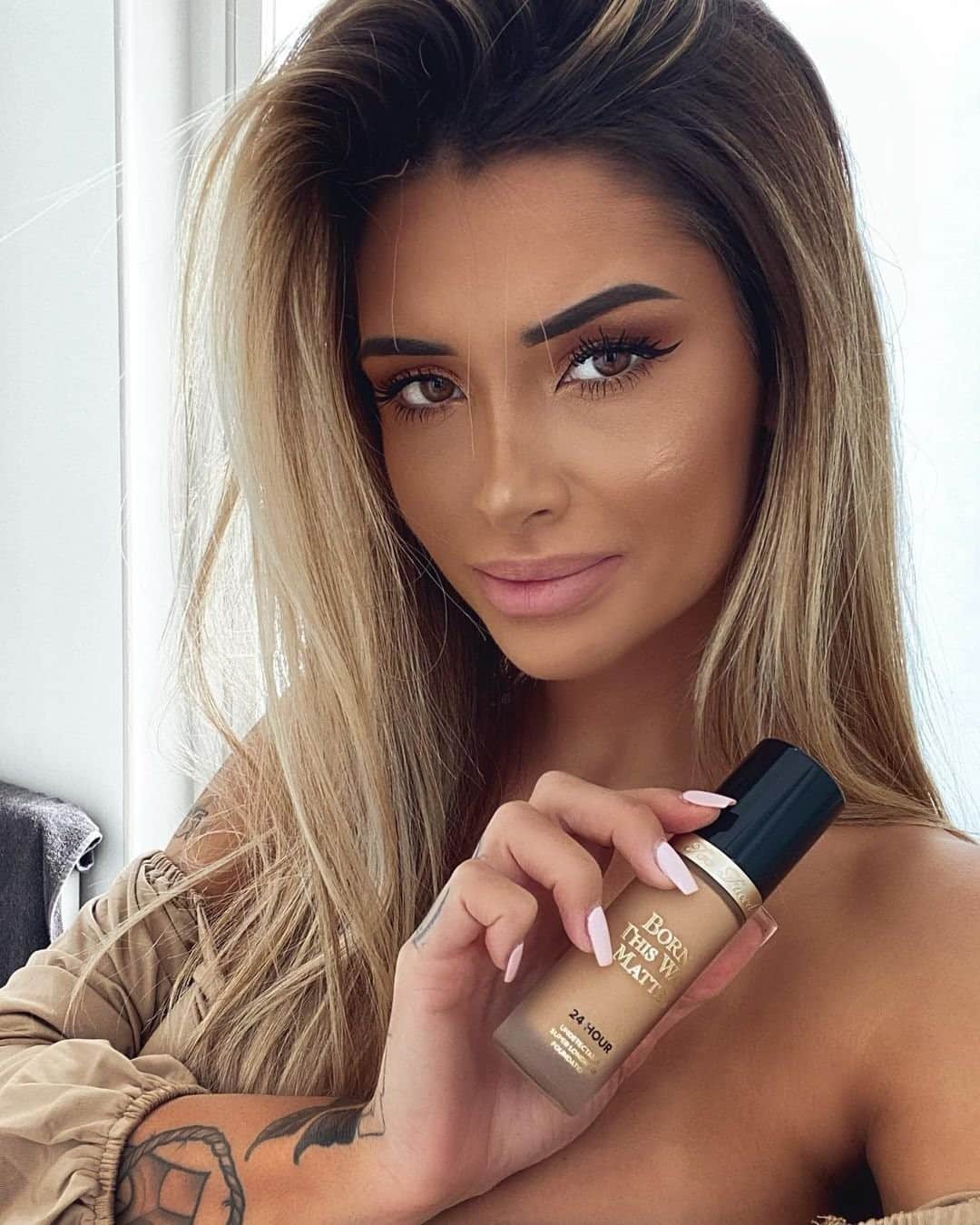 Too Facedさんのインスタグラム写真 - (Too FacedInstagram)「Our babes are killin’ it in Matte!! 😍 @mmjhottie locks in her look with our Born This Way Matte shade Natural Beige. #regram  #toofacedambassador #toofaced」10月30日 3時01分 - toofaced