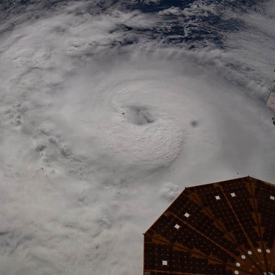 国際宇宙ステーションさんのインスタグラム写真 - (国際宇宙ステーションInstagram)「Hurricane Zeta was pictured from the International Space Station on Oct. 28, 2020, as the category two storm churned in the Gulf of Mexico nearing Louisiana. #nasa #earth #storm #hurricane #zeta #gulfofmexico #international #space #station」10月30日 2時58分 - iss