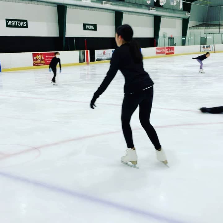 ナタリヤ・ポポワのインスタグラム：「Always look up✨⛸ #figureskating」