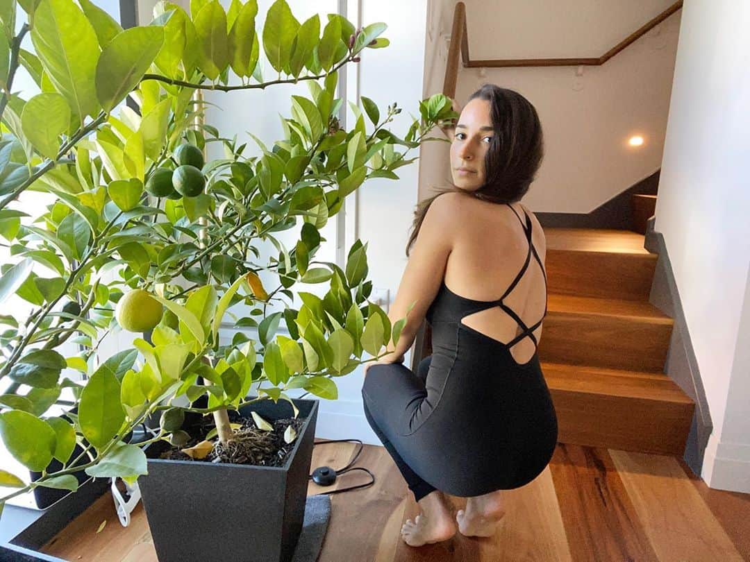 アリー・レイズマンのインスタグラム：「Focusing on smells can help me feel more in my body when I feel stressed or tense. One of my favorite smells is the smell of flowers that will turn into lemons or limes. It brings me a sense of calm & reminds me to be in the moment. I love stopping to smell the flowers! These little things we do for ourselves throughout the day can make a big difference in how we feel. Maybe you don’t feel a sense of calm or peace when you smell a flower & that’s ok! What makes you feel safe & comfort can be different than what works for me. We’re all unique & the same goes for what makes us feel good. Maybe you can comment little things that you do to bring you calm to help bring some of my followers some ideas. Not everyone is able to identify what makes them feel calm & safe & that’s okay! I was there at one point one & it can feel like a lonely place (I am still learning! It’s a process). But I know you’ll find it, whatever it may be ☺️ Hope you are having a nice day! Be kind to yourself, you are doing the best you can! You are not here to be perfect 💜」