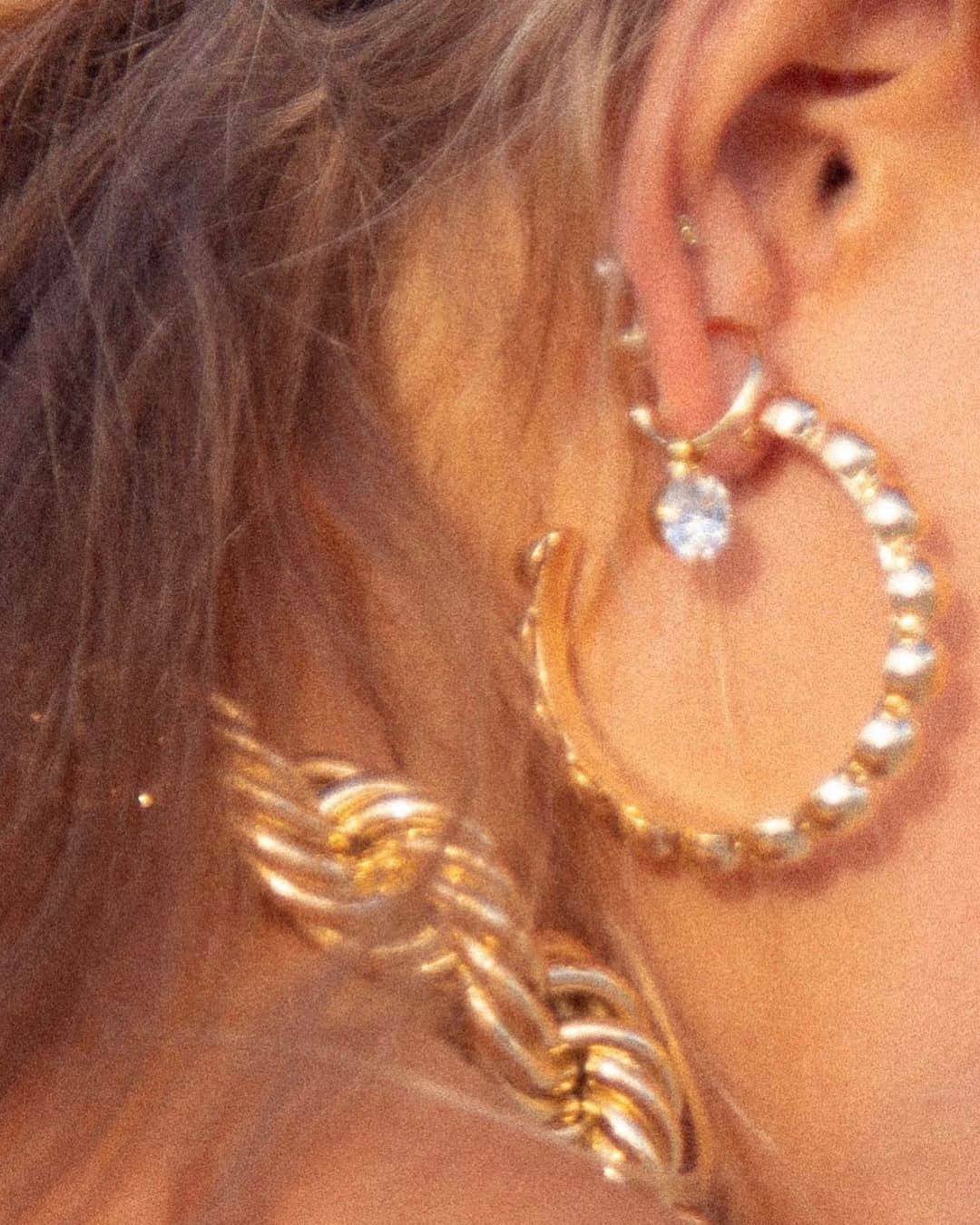 ダニジョーのインスタグラム：「Midas touch ✨ Paloma in the Zoe & Gayl Gold Hoops, and Madeline Necklace 🌙」