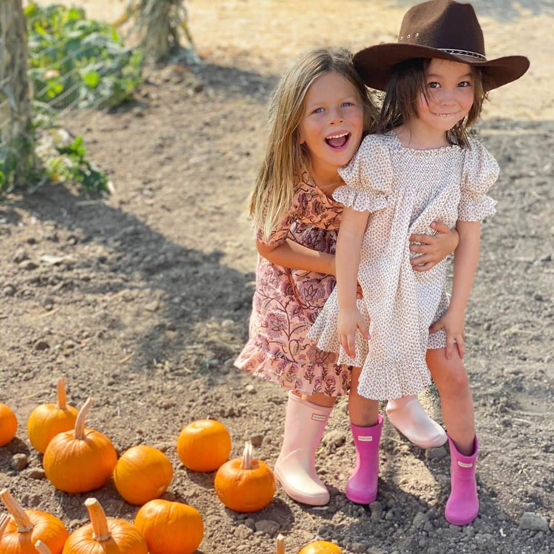 アリ・ラーターのインスタグラム：「Missing these little pumpkins! 🎃 @chelleec」