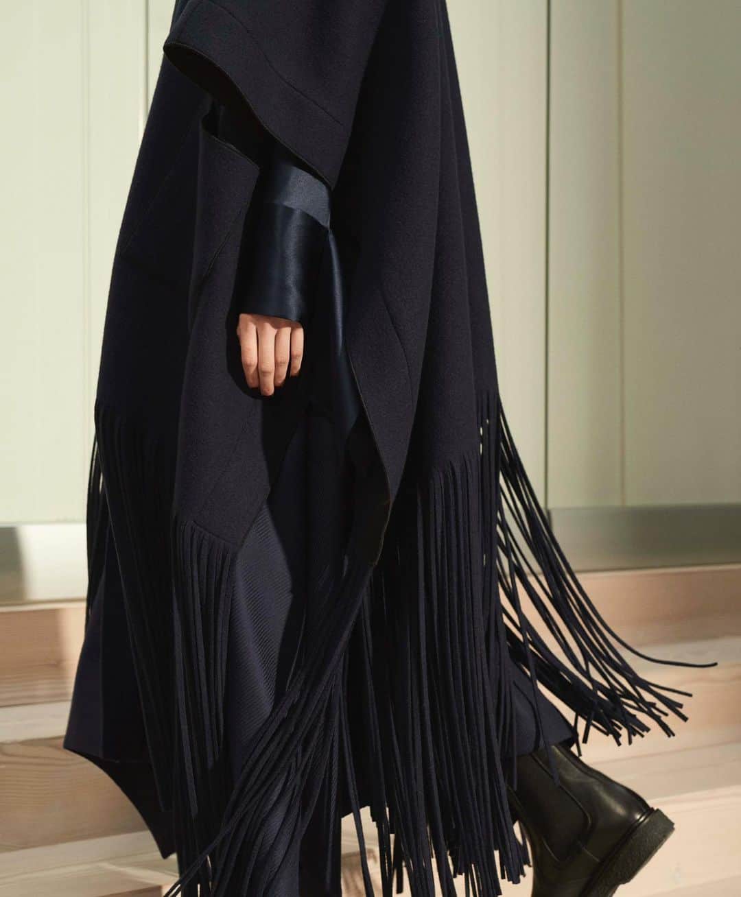 アマンダ ウェイクリーのインスタグラム：「Indulgent fringing... the ultimate winter statement  #fringing #bohostyle #boholuxe #statementcoat #wintercoat #cape #aw20」