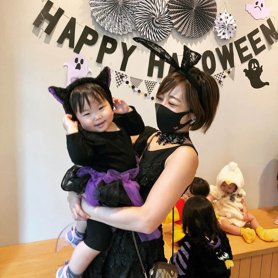 のインスタグラム：「🎃🎃🎃  Happy Halloween😈﻿ I invited my friends&kids to the Halloween party.﻿ ﻿ お友達を招いてパーティー♡﻿ 昔はテキーラとかイエガーで乾杯﻿ してたけど、今では全員子連れで﻿ ノンアルコールシャンパンで🥂﻿ ﻿ 時間はあっという間に過ぎ去ったけど﻿ みんなに会えて嬉しかったー❤️﻿ ﻿ ちょっと会わない間に成長してたり﻿ 久しぶりに会えた友達が居たり﻿ 親戚のような気持ちになりました🥺﻿ ﻿ 夜な夜なマドレーヌとモンブランを﻿ 作って楽しかった😚﻿ しかしまだ修行が足りず😭 今度はもっと﻿クオリティを上げて おもてなししたいと﻿切に思いました！ byマドレーヌおばさん﻿ ﻿ ﻿ ﻿ #halloween﻿ #halloweenparty #ハロウィン #ハロウィンパーティー #子供のいる暮らし  #最近まじ怪獣 #イヤイヤ期 #泣くスイッチがわからん  #マドレーヌ #モンブラン #お菓子づくり #修行中」