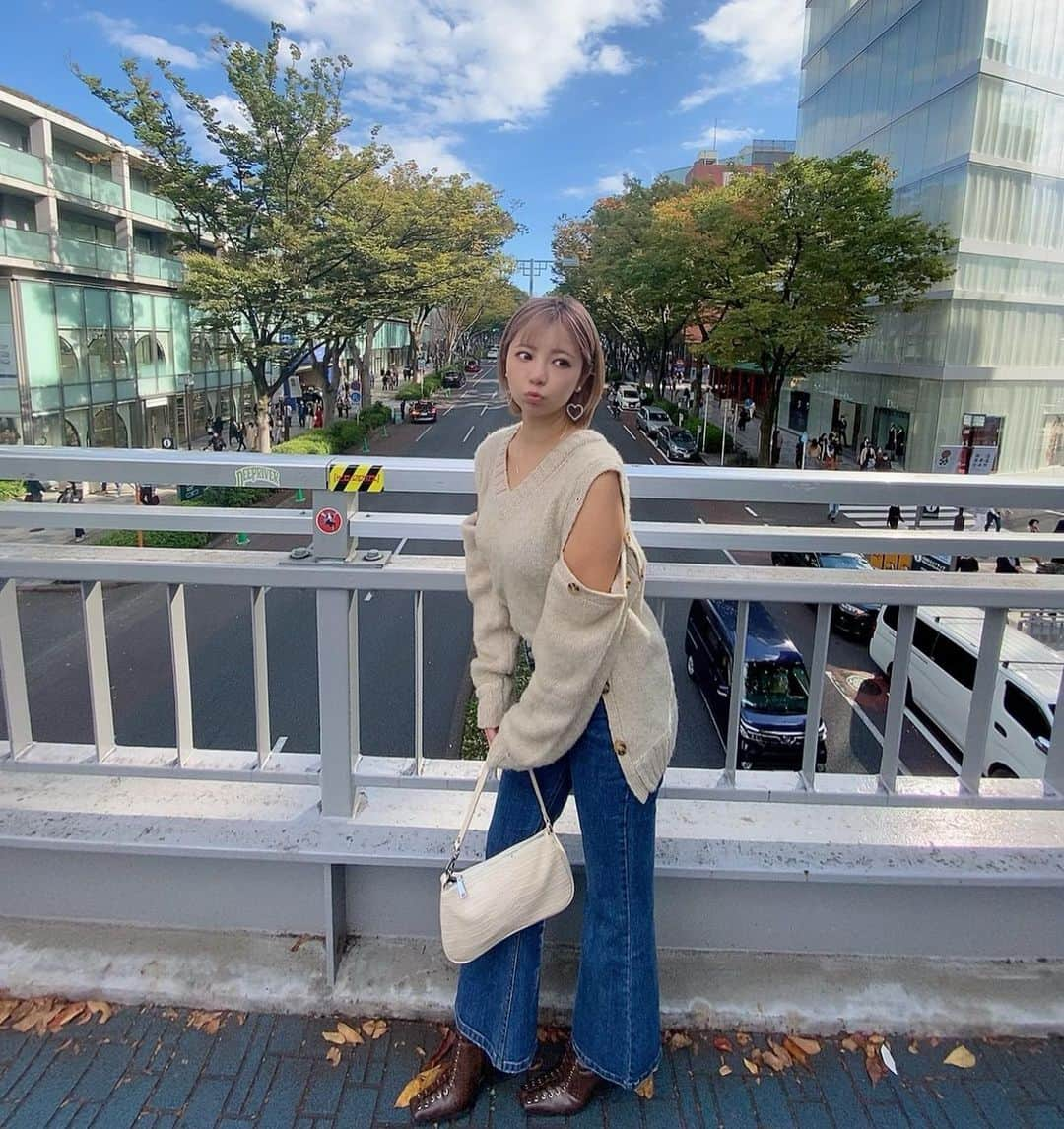 吉澤友貴さんのインスタグラム写真 - (吉澤友貴Instagram)「ニットが可愛い季節🍁🍠  #恵比寿マスカッツ#AV女優#ゲッスー#吉澤友貴#アイドル#セクシー#美容#ファッション#タイ#可愛い#沼ジョ#ショートヘア#ハイトーンショート#表参道#表参道歩道橋#redyazel#jwpei#yello#ニット#ニットコーデ#秋コーデ#秋服」10月29日 18時12分 - yuki_yoshizawa_