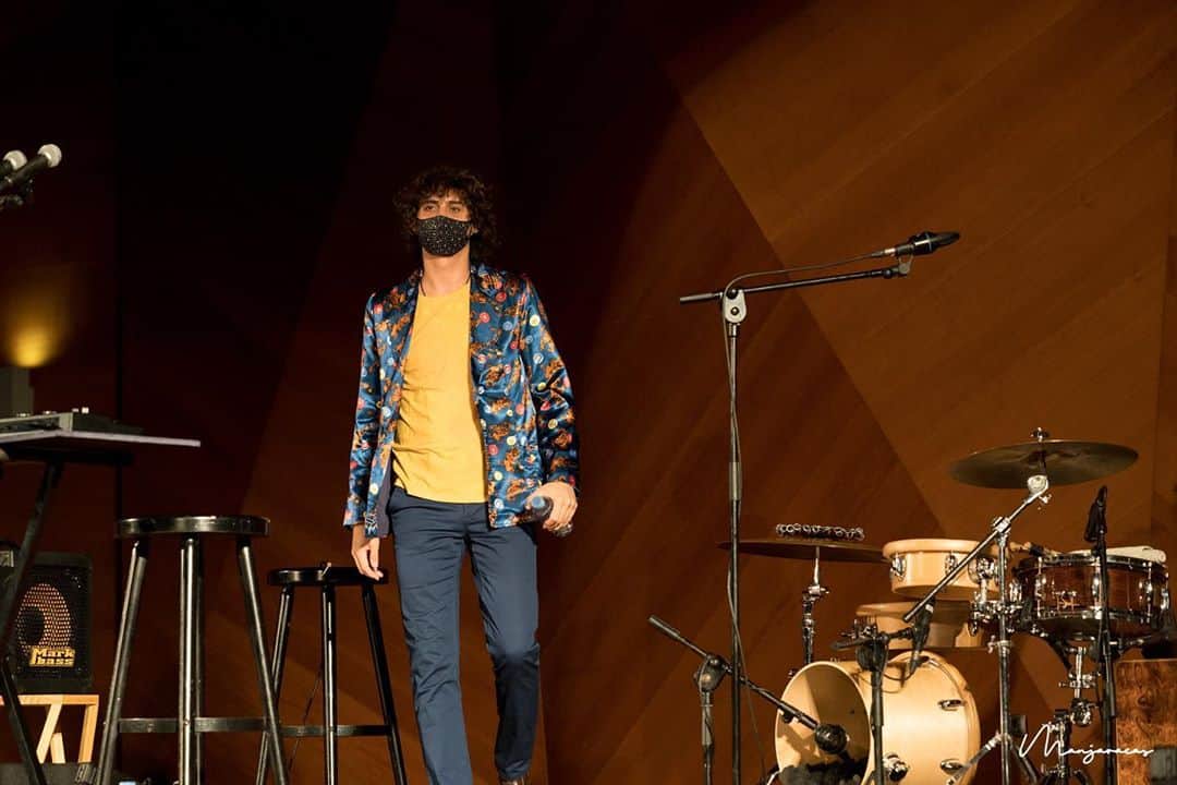 DeFlamenco.comのインスタグラム：「Aquí la respuesta correcta al anterior post, al escenario de @centrocentrocibeles (ciclo Laborarte) subieron la tremenda banda de Matías López "El Mati"  @matiaslopezelmati, con @juanfeperezmusic @davidcaroguitarrista @rabadan_javier y @oscar_lago_guitarrista   "Jugando"  son brutales!  📷 @manjavacas.flamenco   #flamenco #flamencomadrid #deflamenco #lamparaminera」