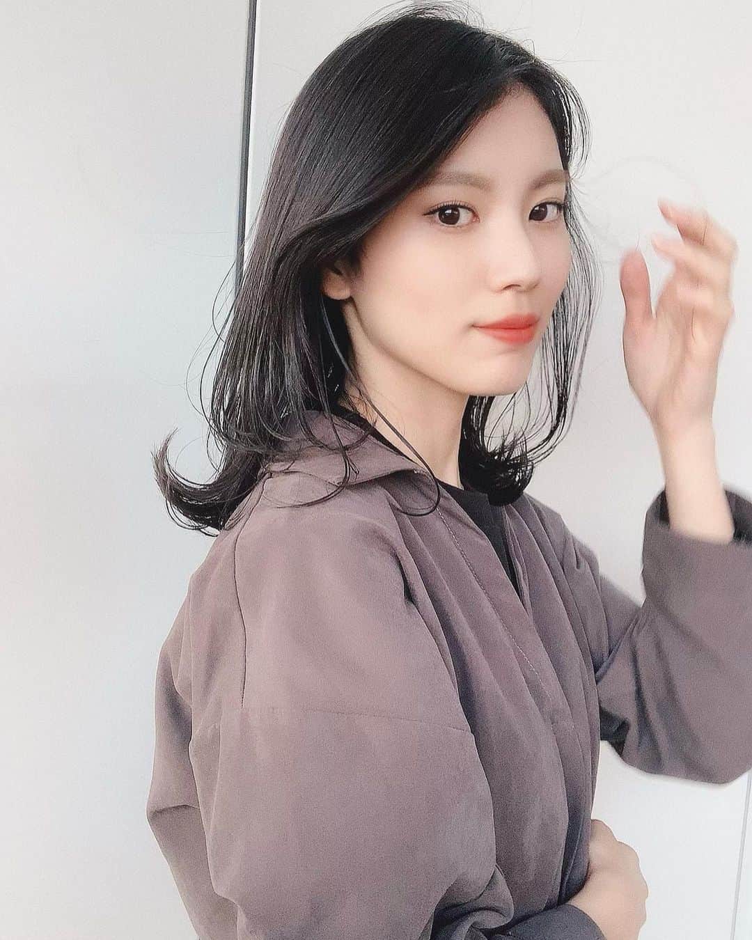 小林玲のインスタグラム：「.﻿ ﻿ ﻿ U-REALMで﻿ カット&トリートメント💇‍♀️♪﻿ ﻿ 黒髪でも重たく見えないように﻿ していただきました☺︎✌︎﻿ ﻿ ﻿ @mineyukimorikami さん﻿ ありがとうございました^ ^♪﻿ ﻿ ﻿ ﻿ #ユーレルム　#美容室　#カット　﻿ #トリートメント　#ミディアムヘア ﻿ #黒髪　#hair #hairstyle #mediumhair」