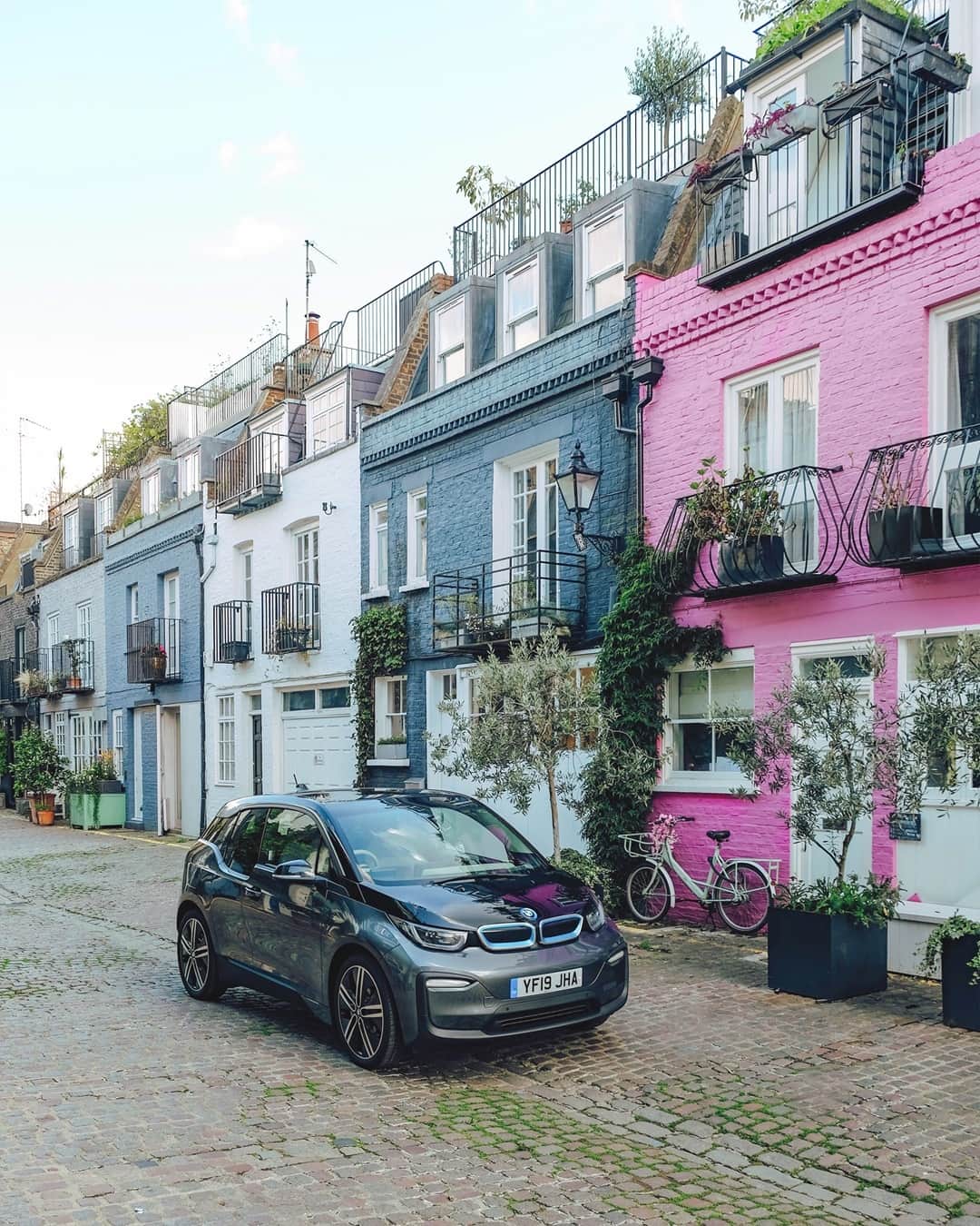 BMWさんのインスタグラム写真 - (BMWInstagram)「It's London, baby. The BMW i3. #THEi3 #BMW #i3 @sohohouse @sohohouselosangeles @bmwgroupculture @liolaliola __ BMW i3 (120 Ah): Energy consumption in kWh/100 km (combined): 13.1. CO2 emissions in g/km (combined): 0. Further information: www.bmw.com/disclaimer.  	 Acceleration (0-100 km/h): 6.9 s. Power: 125 kW, 170 hp, 250 Nm. Top speed (limited): 160 km/h.」10月29日 18時15分 - bmw