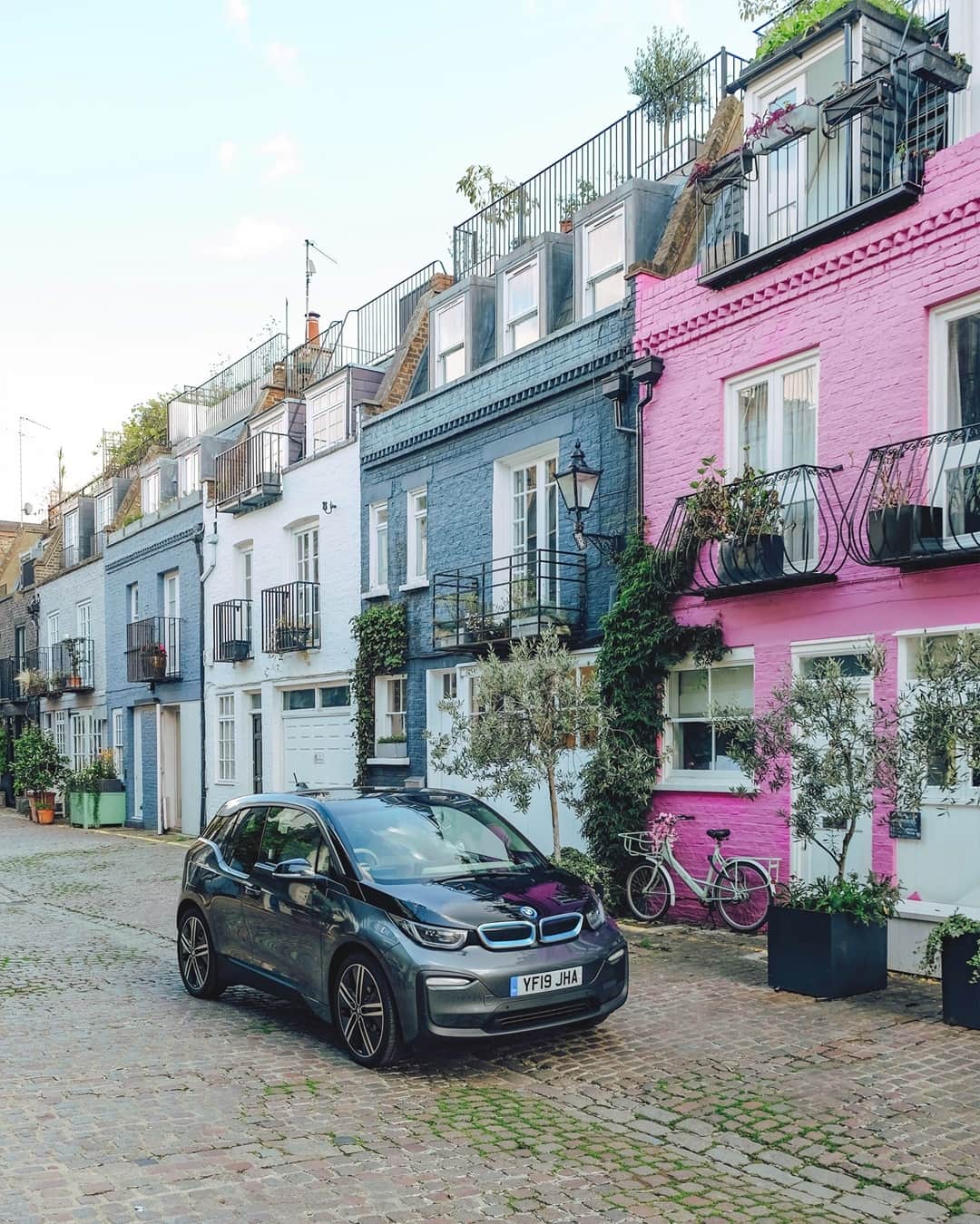 BMWのインスタグラム：「It's London, baby. The BMW i3. #THEi3 #BMW #i3 @sohohouse @sohohouselosangeles @bmwgroupculture @liolaliola __ BMW i3 (120 Ah): Energy consumption in kWh/100 km (combined): 13.1. CO2 emissions in g/km (combined): 0. Further information: www.bmw.com/disclaimer.  	 Acceleration (0-100 km/h): 6.9 s. Power: 125 kW, 170 hp, 250 Nm. Top speed (limited): 160 km/h.」