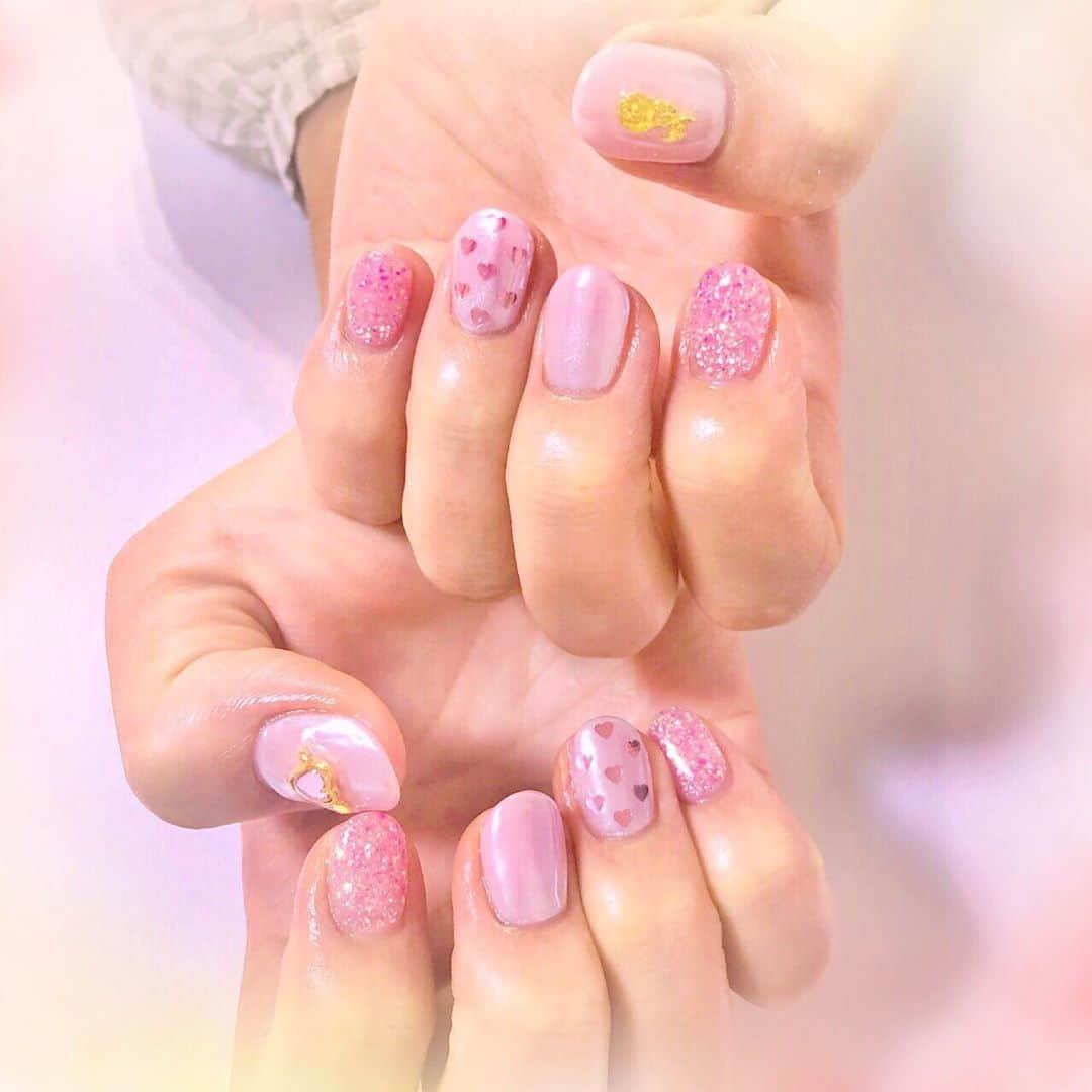 住吉珠貴(たまちゅーーーぶ)のインスタグラム：「やっほー💜💜﻿ ﻿ ﻿ 今回は最近のネイルのお写真💅﻿ ﻿ ﻿ とは言っても、そろそろ変える頃なんだけどね😂﻿ ﻿ ﻿ 今回は、ディズニーの新エリアがオープンした﻿ ﻿ ということもあって、バラを親指にやってもら﻿ ﻿ ったよ🌹﻿ ﻿ ﻿ 次はなんのネイルにしよっかな❤️﻿ ﻿ ﻿ ﻿ #youtuber #たまちゅーぶ #住吉珠貴 #ネイル　#nail #ピンク　#きらきら」