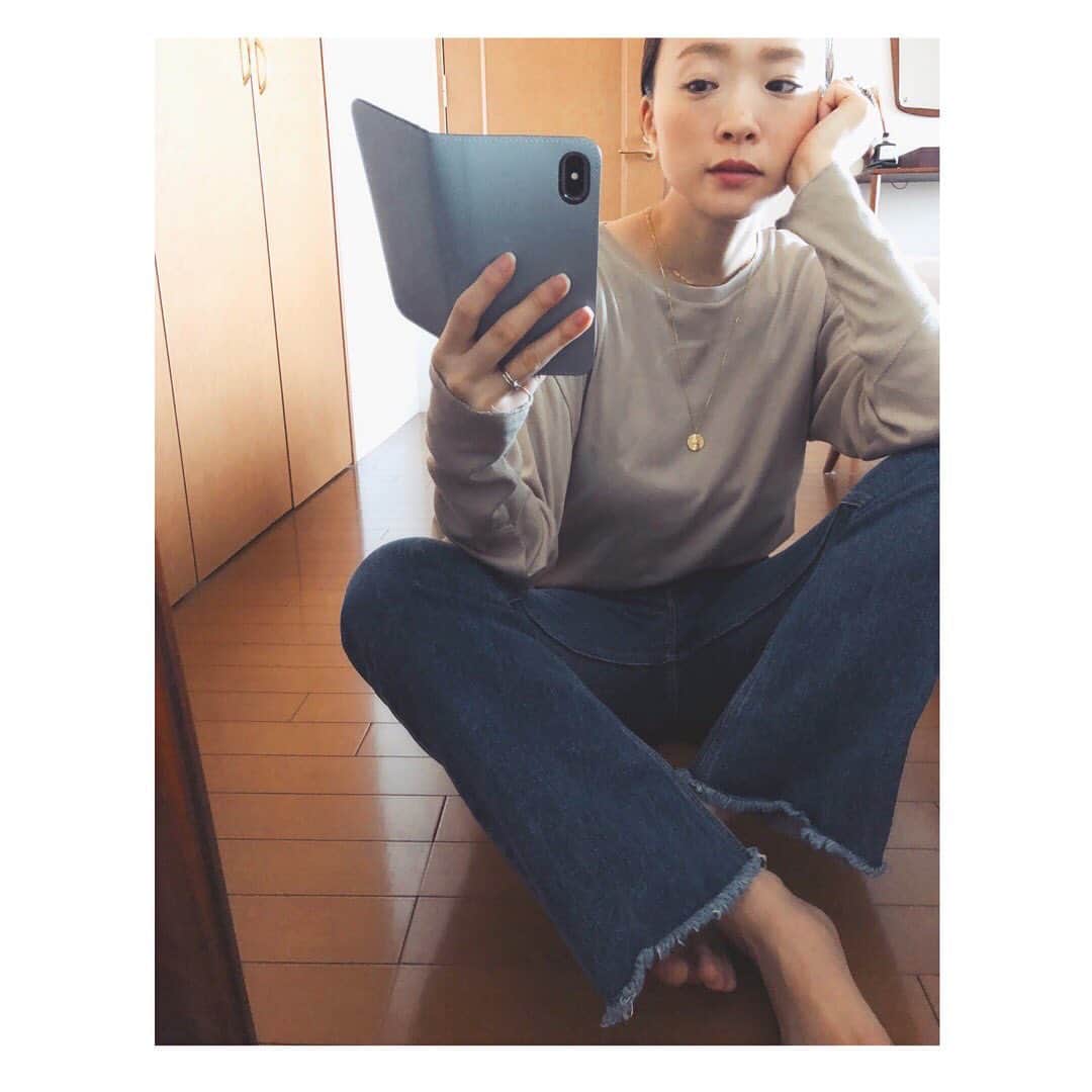 野尻美穂のインスタグラム：「リブのトップスにデニムと真由美さんの綺麗色のケース😌手帳型使い始めると便利すぎてお財布持ち歩かなくなるね💴💞  #bonaventura  #wai_ships  #bonum_mihonojiri」