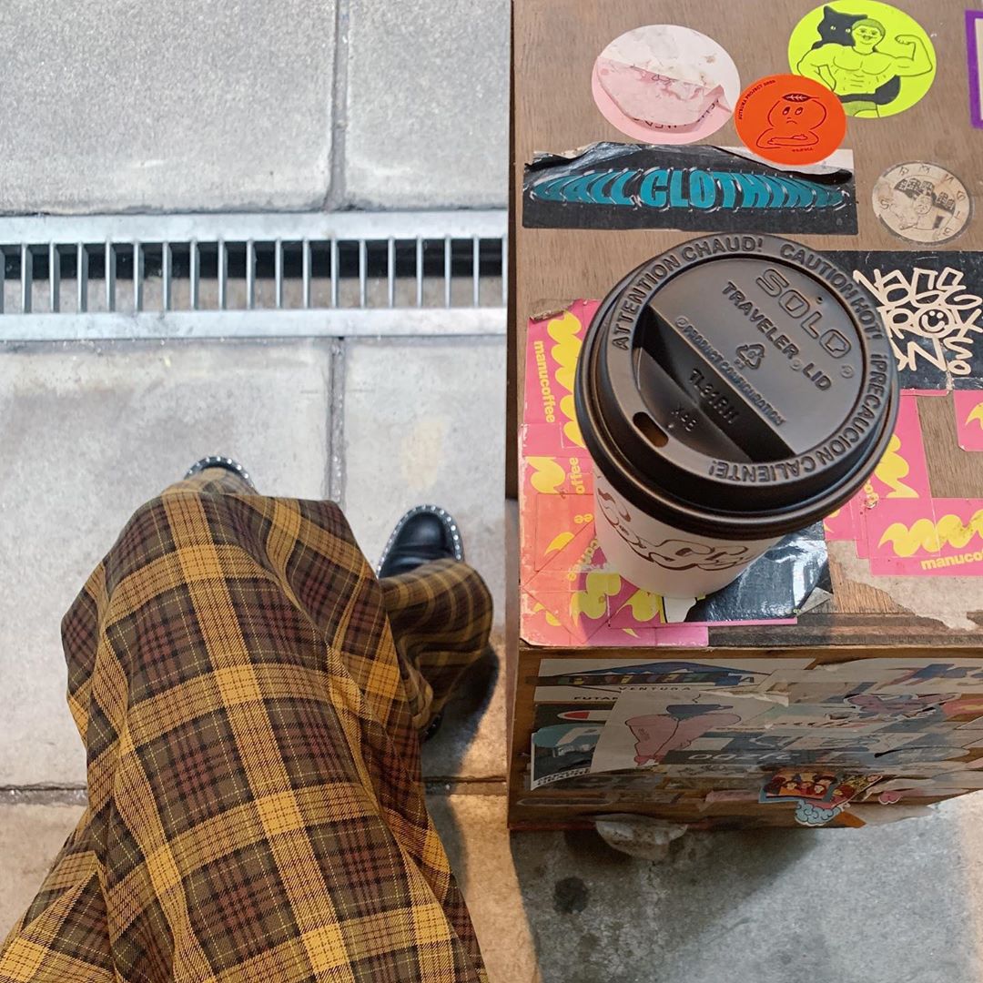 櫻井千尋さんのインスタグラム写真 - (櫻井千尋Instagram)「✮  磨いた靴を履きたかったのと 新しいパンツ履きたかった今日の服。  このパンツスタイルよく見える〜 そういうの助かる〜🙏🏻 柄と色もかわいいの さすが @intoxic.123 さん✶⋆  #よく見るとすやぁ〜 #ootd」10月29日 18時19分 - chihirosakurai