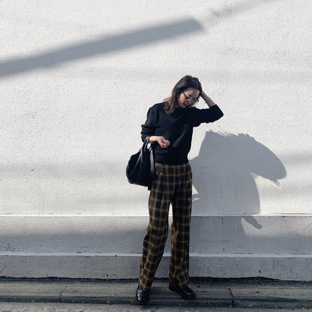 櫻井千尋さんのインスタグラム写真 - (櫻井千尋Instagram)「✮  磨いた靴を履きたかったのと 新しいパンツ履きたかった今日の服。  このパンツスタイルよく見える〜 そういうの助かる〜🙏🏻 柄と色もかわいいの さすが @intoxic.123 さん✶⋆  #よく見るとすやぁ〜 #ootd」10月29日 18時19分 - chihirosakurai