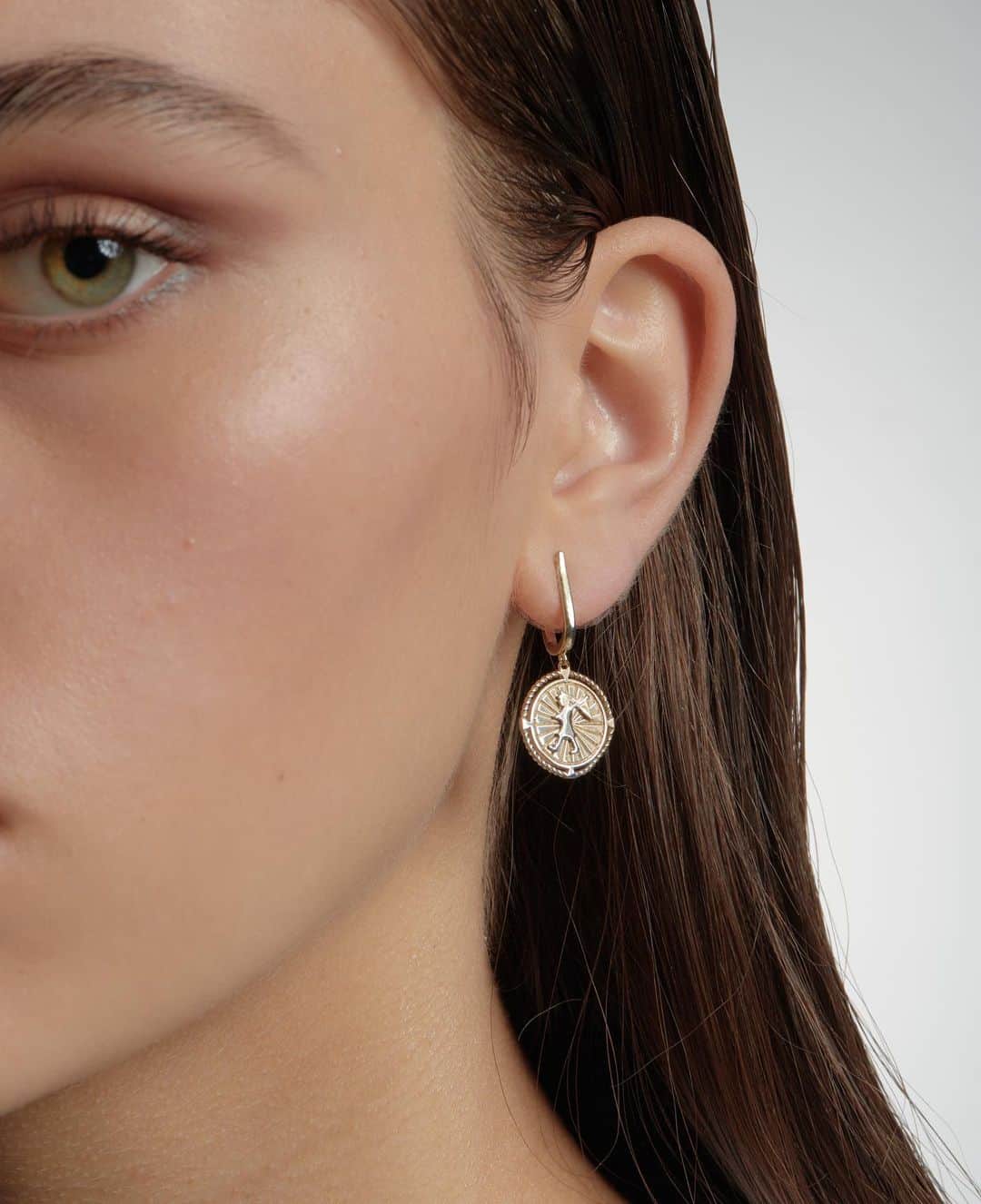 カレンウォーカーのインスタグラム：「Voyager Earrings // Fine rope detailing encircles a seafaring Runaway Girl compass suspended from huggie hoops.」