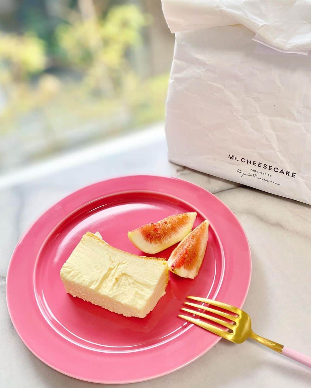 小林真由のインスタグラム：「@mr.cheesecake.tokyo  ストックしておこうと思ってもあっという間になくなる🧁💓﻿ ﻿ 最近娘が何でも同じものを食べたがるので、寝かしつけ後のスイーツが至福の時間。 冷凍 よりの 半解凍が好みです🧀💛﻿ ﻿ ﻿ #ミスターチーズケーキ #ミスチー #チーズケーキ﻿ #スウィーツ #ママコーデ #女の子ママ #男の子ママ #ママライフ #1歳 #生後2ヶ月 #ベビー #二人育児 #イイホシユミコ #食器 #クチポール #mrcheesecake #iihoshiyumiko #cutipol」