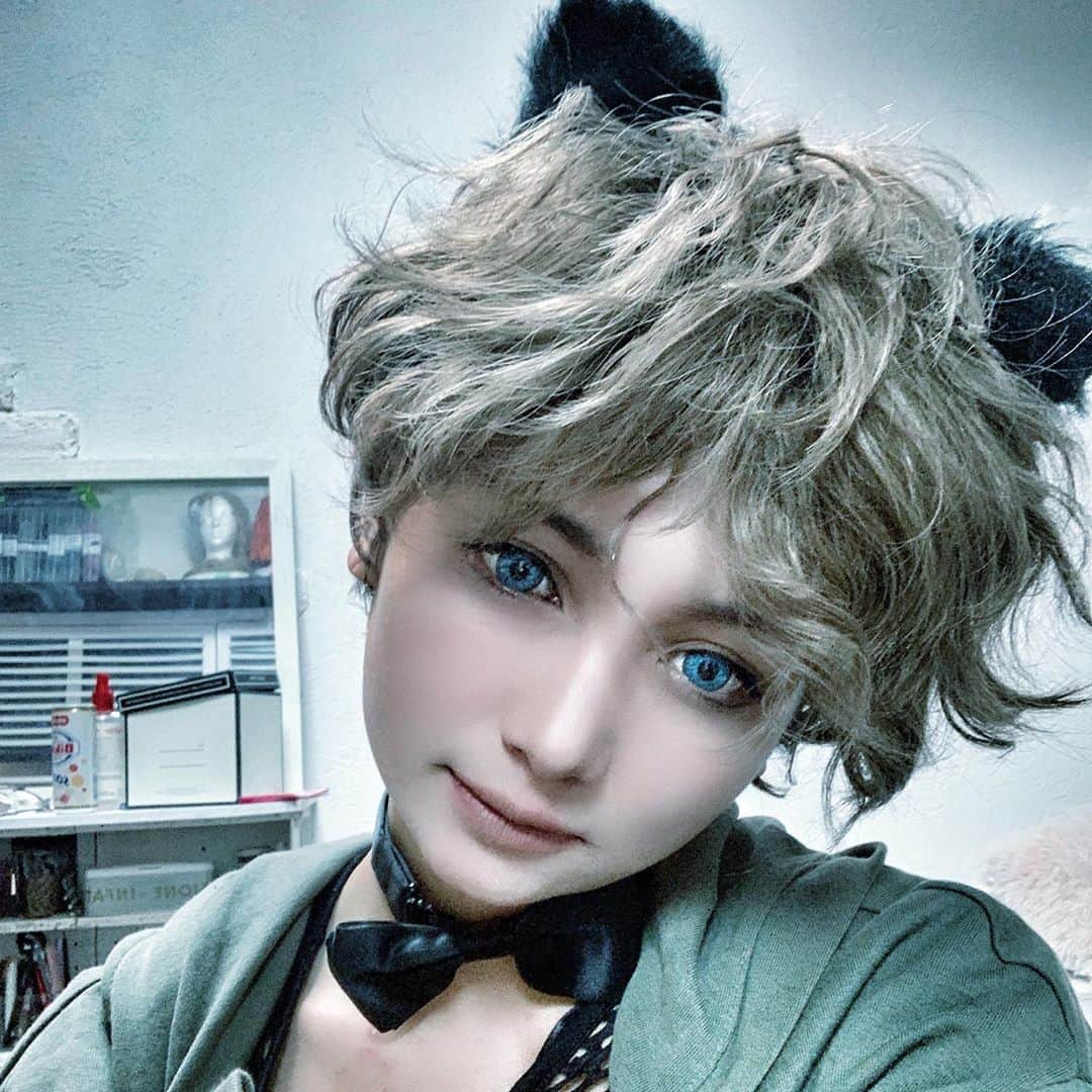 チアコマのインスタグラム：「. . ハロウィン🎃 . . #宅コス #ハロウィン #ハロウィン仮装 #男装 #猫 #ショタ #コスプレ #cosplayer #レイヤー#haloween #halloween #halloweencostume #halloweenmakeup #ハロウィンコスプレ #ハロウィンコスプレ #ウィッグ #ウィッグアレンジ」