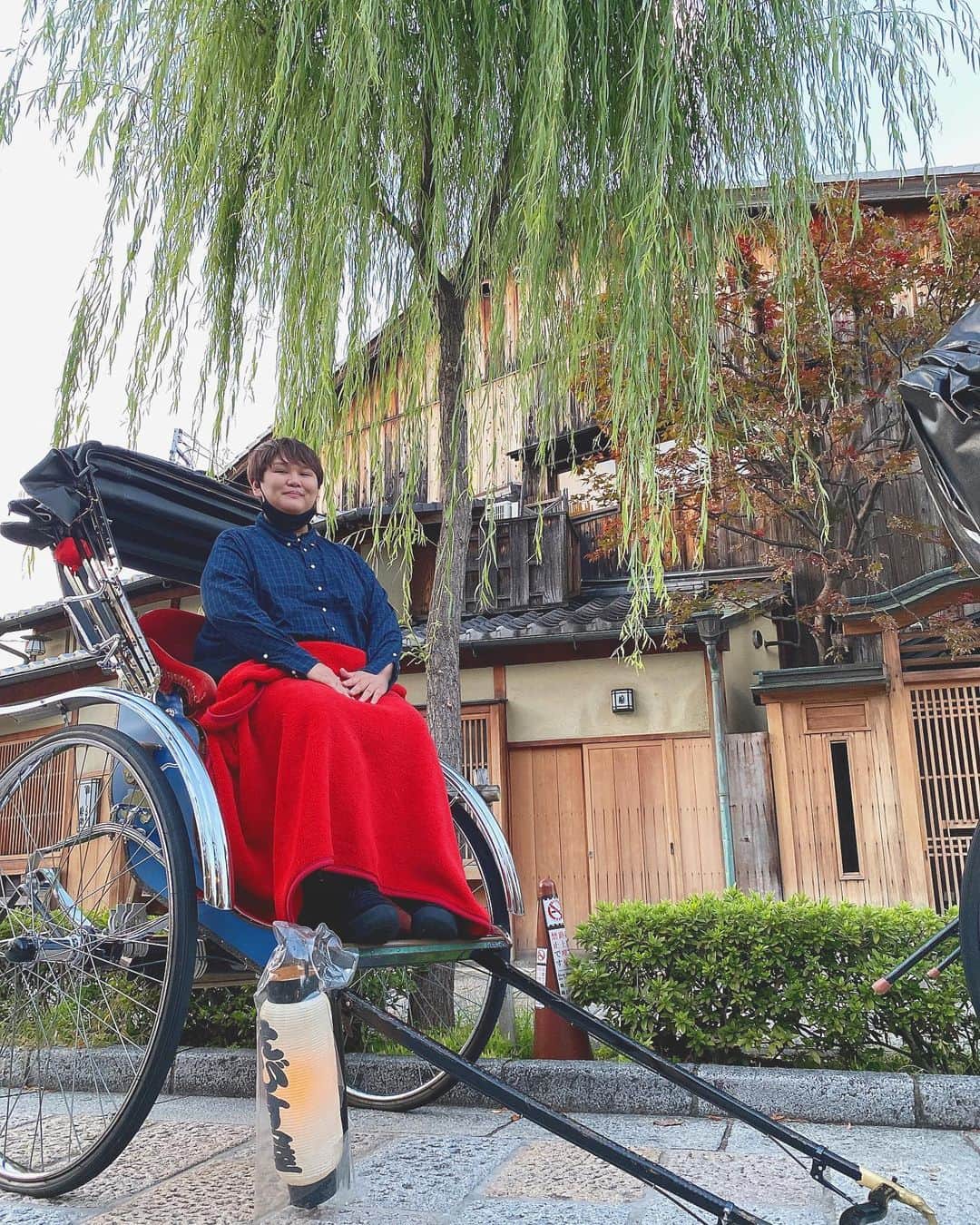 じんじん【パパラピーズ】さんのインスタグラム写真 - (じんじん【パパラピーズ】Instagram)「耳をよ〜くすませてみたらなんと、 人力車から泣き声が聞こえてきました。in京都  #気まずい #おいでやす #とてつもない重量」10月29日 18時34分 - jinjiiiindao