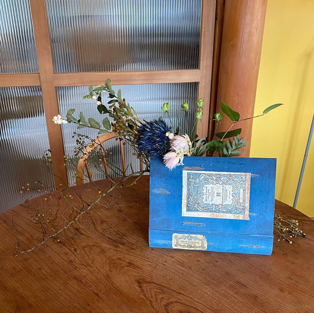 武藤乃子さんのインスタグラム写真 - (武藤乃子Instagram)「💐 book boxのアレンジ。  boxを横に置いたり、立てたり、表紙が見えるようにするのか、 中を見せるようにするのか… boxの使い方で雰囲気がガラッと変わって、面白かったです。 でもバランスを作るのが難しかった。笑  #フラワーアレンジメント  #お花のレッスン #生花 #花のある暮らし  #花のある生活  #bookbox」10月29日 18時29分 - muto_noriko.11