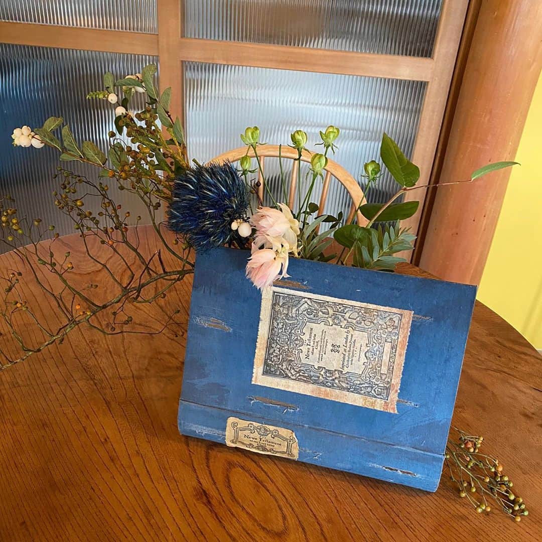 武藤乃子のインスタグラム：「💐 book boxのアレンジ。  boxを横に置いたり、立てたり、表紙が見えるようにするのか、 中を見せるようにするのか… boxの使い方で雰囲気がガラッと変わって、面白かったです。 でもバランスを作るのが難しかった。笑  #フラワーアレンジメント  #お花のレッスン #生花 #花のある暮らし  #花のある生活  #bookbox」