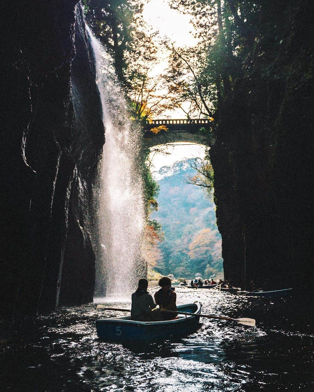 GENTAのインスタグラム：「🚣🏻‍♀️🚿Autumn canyon🍂 九州観光推進機構 @kyushu_tourism_information では「九州の旅応援キャンペーン」を開催中。あなたが「お勧めしたい」「知って欲しい」、九州で撮った写真にタグ付けして投稿すると毎月抽選で40名様に九州の人気宿の宿泊券が当たるそうです。 #九州応援旅2020 #DiscoverMiyazaki」