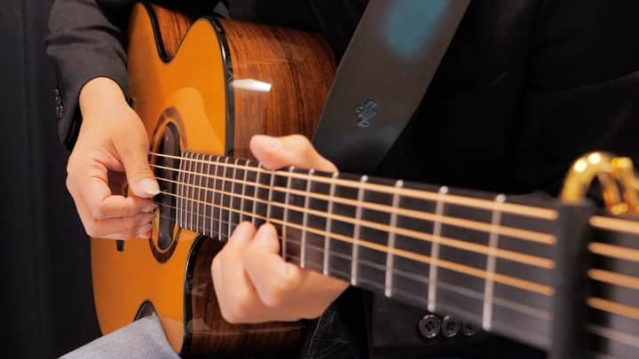 松井祐貴のインスタグラム：「Let it go “Frozen” -Arranged by Yuki Matsui-﻿ ﻿ YouTube→https://www.youtube.com/c/YukiMatsuiOfficial﻿ ﻿ ♪﻿ ♪﻿ ♪﻿ ﻿ #yukimatsui #松井祐貴 #fingerstyle #fingerstyleguitar #acoustic #acousticguitar #pickariff @pickariff #guitarsdaily @guitarsdaily #guitarstagram @guitarstagram #solosection #guitarsarebetter @guitarsarebetter #talentedmusicians #lickwars #riffwars @riffwars #riffwarsacoustic #pickupmusic #acousticartists #musicians #guitarplayer #instaguitar #Daddario #DaddarioStrings #shubbcapos @shubbcapos #schenkguitars #schenk #letitgo #frozen #disney」