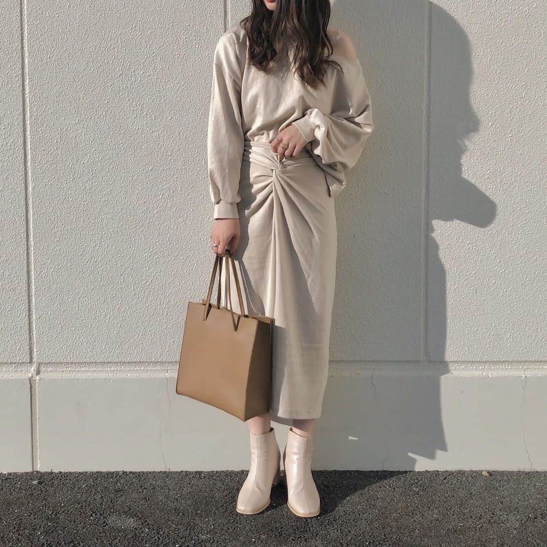 DHOLIC SNAPのインスタグラム：「@y__m930さんの#dholicsnap⁠ 　⁠ TOPS/SKIRT：@dholic_official⁠ 　⁠ 【LADIES】⁠ #ボートネックスウェット&ツイストスカートSET⁠ 全4色￥3,851(税込)⁠ 　⁠ みなさんもぜひ#dholicsnap をつけて⁠ コーディネートを投稿してください📸💕⁠ 　⁠ ※上記以外のご着用アイテムにつきましては品切れ商品、または、私物となります。⁠ 　⁠ #DHOLIC#dholicism#fashion#ootd⁠ #プチプラコーデ#今日のコーデ#今日の服⁠ #スウェットコーデ#ワントーンコーデ#セットアイテム⁠ #秋冬コーデ#ベージュ#スカートコーデ」