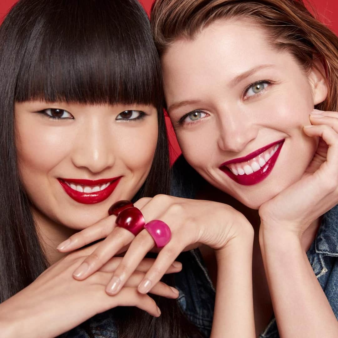 Clarins Australiaさんのインスタグラム写真 - (Clarins AustraliaInstagram)「What do you get when lip care, colour and shine are combined? our NEW Intense Lip Comfort Oil Instense!💄🌈⁣ ⁣ Our latest lip innovation combines the richness of an oil and the comfort of a nourishing treatment to give lips the perfect shine without being sticky!💋⁣ ⁣ Want to try it on from the comfort of your own home? Try our new digital try it on tool exclusive to clarins.com.au via the link in our bio 👆🏼⁣ ⁣ #ClarinsAus #ClarinsMakeup」10月29日 18時30分 - clarinsanz