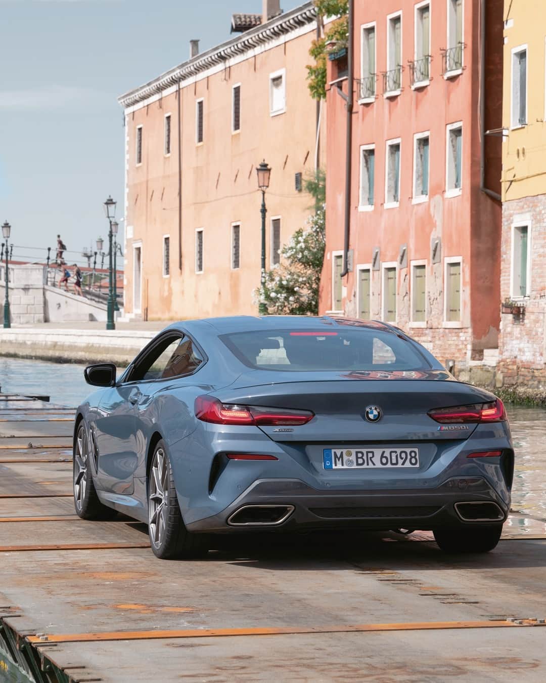 BMWのインスタグラム：「Get the Venice vibe.  The BMW 8 Series Coupé. #THE8 #BMW #8Series. __ BMW M850i xDrive Coupé: Fuel consumption in l/100 km (combined): 10.0–9.9. CO2 emissions in g/km (combined): 227–224. Further information: www.bmw.com/disclaimer.  	 Acceleration (0-100 km/h): 3.7 s. Power: 390 kW, 530 hp, 750 Nm. Top speed (limited): 250 km/h.」