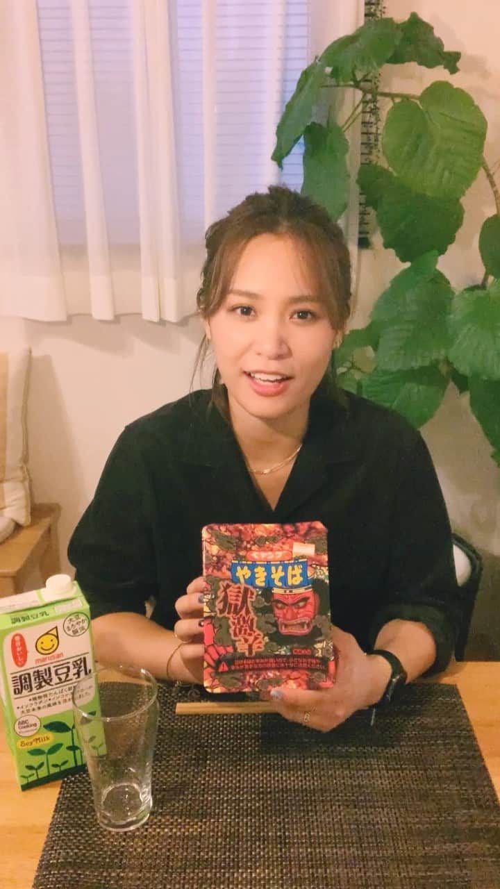 二宮愛のインスタグラム：「ユーチューバーさん達の反応が本当なのかどうかを知りたかった！ 本当は動画も撮らずに食べようとおもってたけど、フォロワーさんのなかにもいると思ったの。  『再生数とか、リアクション芸的なもの無視して食べた時の、素直な反応はどんなものか！？』 ↑ これを知りたい人。  それで、もともと辛いもの好きな私が食べてみたってわけです！」
