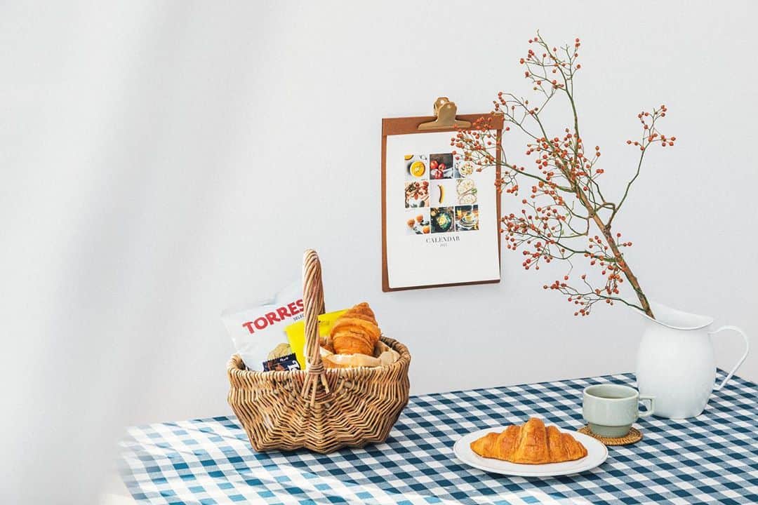 WALL DECOR (ウォールデコ）のインスタグラム：「もうすぐ新年を迎える準備が始まりますね。2021年は少しこだわってオリジナルのカレンダーを作ってみませんか？フォトカレンダー『COYOMI』なら、思い出の写真を美しくプリントした個性的なカレンダーを簡単に作ることができます。﻿ ﻿  ﻿ ﻿ 記事はプロフィールURLからどうぞ▶ @fujifilmjp_walldecor  ﻿  ﻿ ﻿ #写真とちょっといい暮らし #fujifilm #富士フイルム #walldecor #シャコラ #チェキ #写ルンです #インテリア #photography #art #decor #interior #interiorstyling #homestyling #おうち時間 #写真 #写真を飾る #写真好きな人と繋がりたい #COYOMI #カレンダー＃新年 #2021 #2021年 #オリジナルカレンダー #丑年」