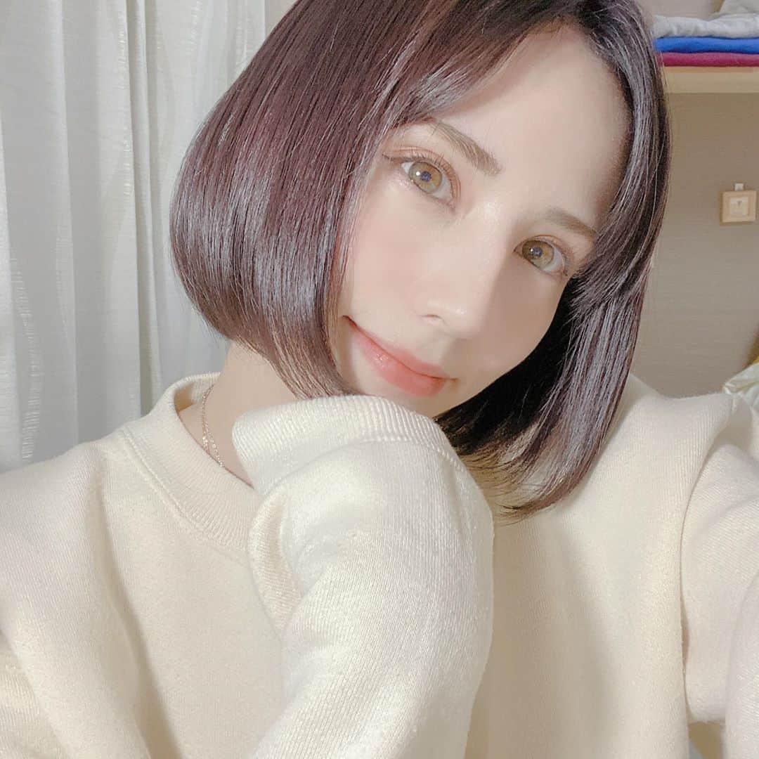 Annaさんのインスタグラム写真 - (AnnaInstagram)「髪の毛染めてきました🍆 20代のうちに急にブリーチしたくなって、初ブリーチ、初ラベンダーカラーを手に入れ透明感とともに生きていくことになりました。  安定の @grow_eno さんいつもありがとうございます☺️🧡 #最高すぎませんか　#ラベンダーアッシュ　#と言っていいか分かりません　#なぜなら注文の仕方が雑だから　#色落ちが綺麗で　#でも色落ち遅くて　#そんなに派手すぎないけど　#透明感ある感じで　#とか何とか言ってた　#用はお任せ　#ありがとうございます　#最高です」10月29日 18時36分 - anna_mysticeyes