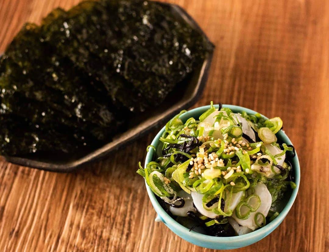 Iguchi Takuto... おうちごはんおじさんのインスタグラム：「🍳Today’s kitchen(📝レシピあり)﻿ •ねぎだこ韓国風🐙🇰🇷﻿ 僕のホームパーティの時の定番メニュー🥳﻿ とっても簡単かつ美味しい、お酒がすすむレシピです🐙﻿ ごま油の風味がたまらなくて、﻿ 韓国海苔に巻くことで、よりごま油感が増し、 海苔の風味も加わって美味しいんです😙﻿ ﻿ ﻿ ということで、レシピをどぞ☺️﻿ ﻿ ﻿ ●ねぎだこ韓国風🐙🇰🇷﻿ 生水たこあし(刺身用)１/２本　アルペンザルツひとつまみ　 ﻿ ごま油大さじ１塩昆布ひとつまみ　ネギ適量　韓国海苔適量　ごま適量﻿ ﻿ ●下準備﻿ •みずだこは、塩(分量外)を揉み込み、水洗いし滑りをとり、水分をペーパーでとっておく﻿ •吸盤だけをまず切り落とし、皮を包丁で削ぐ﻿ •薄くスライスする﻿ ﻿ ●調理﻿ ボウルに、たこ・アルペンザルツ・塩昆布・ネギ・ごま油を入れ混ぜ、器に盛る﻿ ごまをふり、韓国海苔に巻いて都度召し上がれ﻿ ﻿ アルペンザルツ(@alpensalz_jp )さんのアカウントでは、﻿ 他の方々のレシピも掲載されております！！☻﻿ 是非ご覧下さいねー！😙﻿ ﻿ ﻿ 美味しいで日本を元気に꒰⍨꒱.+*﻿ ﻿ ━…━…━…━…━…━…━…━…━…━﻿ ﻿ ▼.YouTube始めました🍳﻿ 【らくうまチャンネル】と検索して下さい。﻿ 簡単×美味しい料理はもちろん、﻿ <食をエンターテイメントに💐>をテーマに、﻿ 楽しいコンテンツをたくさん投稿していきます！﻿ 是非チャンネル登録お願いします🙇‍♂️﻿ https://www.youtube.com/channel/UCU8N32A-DZ4aGMH1YZ06gYA﻿ ﻿ ▼.料理教室主宰しています🍳(..開講祝1年💐)﻿ Foodies Labo(@foodies_labo)﻿ 簡単×美味しいに拘り、都内で料理教室を開催しています。﻿ 料理初心者•初参加の方•お友達との参加も大歓迎🙆‍♂️🙆‍♀️﻿ まずは気軽にフォローして下さい！﻿ ﻿ ▼.デリバリー専門のレストランを始めました🍴 ﻿ Foodies Tokyo(@foodies_tokyo)﻿ 不定期での営業となりますが、﻿ Uber Eatsに出店しています！﻿ イベントなども都度行っていますので、﻿ 詳しくは、公式アカウントをご覧下さい！﻿ ﻿ ▼.ストーリーズのハイライトをまとめました🎥﻿ 過去にストーリーズで配信した、イベントの様子や、﻿ 企業さまとのお仕事、日々の料理のシーン、﻿ 自身の掲載記事など、アイコン毎にまとめています。﻿ ご興味ある方はご覧下さい！﻿ ﻿ ━…━…━…━…━…━…━…━…━…━﻿ #アルペンザルツ#アルペンザルツの塩 #美味しい塩 #PR﻿ #らくうまレシピ#おうちごはんおじさんのレシピ #時短レシピ﻿ #簡単レシピ #レシピ #らくうま飯#らくうま料理#らくうま料理家#らくうま料理研究家#料理家#料理研究家#フードスタイリスト#井口タクト#おうちごはん#おうちごはんおじさん#料理男子#家庭料理#簡単料理#手作りごはん#飯テロ#料理好きな人と繋がりたい#Foodstylist#ouchigohan_ojisan﻿ #ねぎだこ」