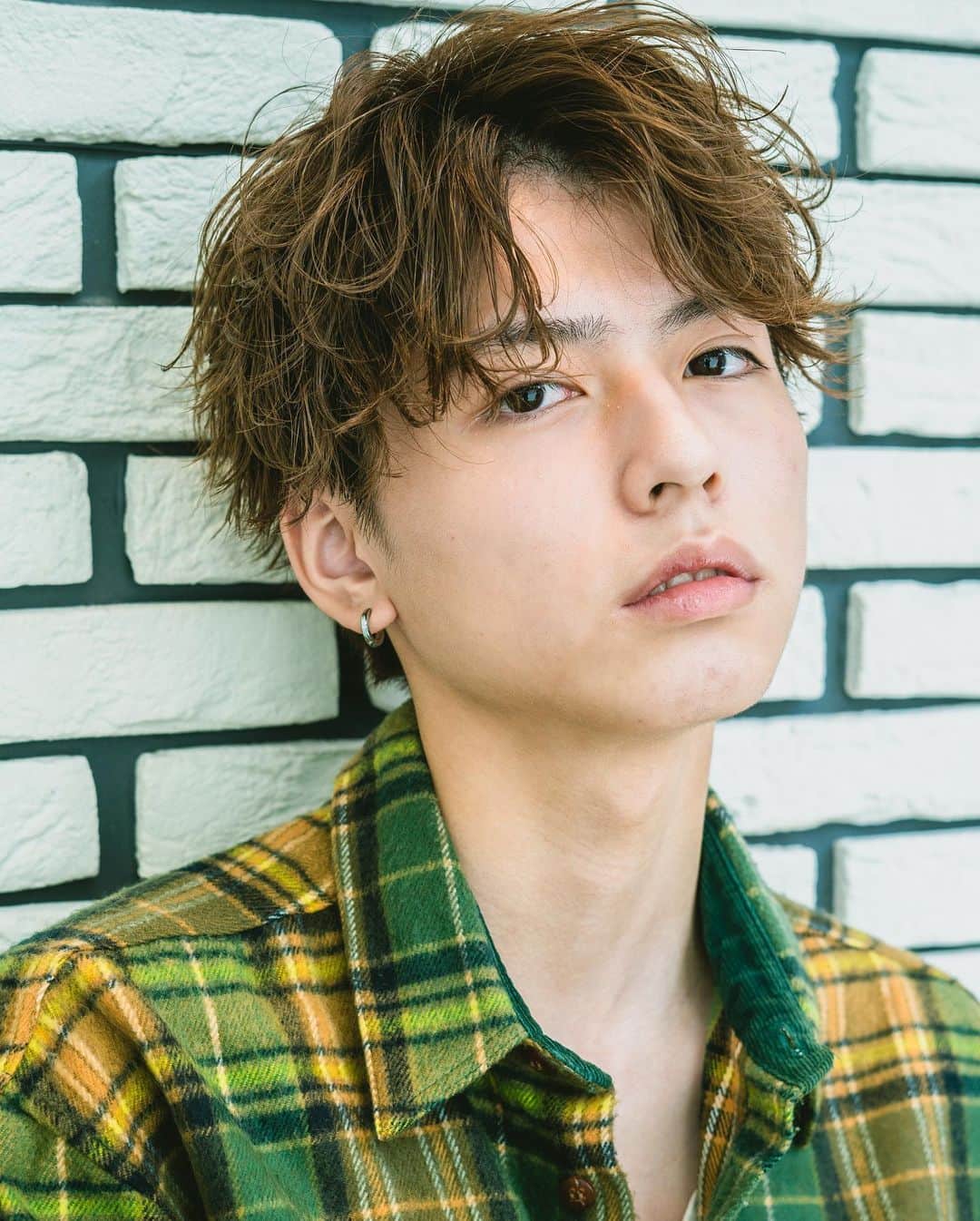 のインスタグラム：「ライトブラウンなカラー ショートマッシュに弱スパイラルでカジュアルに落とし込んだSTYLE🍁  #メンズヘア  #メンズヘア美容師 #メンズ美容師 #メンズ髪型 #メンズカット #メンズスタイル #メンズパーマ #パーマヘア #パーマ男子 #パーマ #スパイラルパーマ #メンズスパイラルパーマ #ツイストスパイラルパーマ #ツイストパーマ #ツイスト #スパイラル #イケメンヘア #ハイトーン #ハイトーンカラー #ハイトーンメンズ #ハイライトヘア #ハイライト髪型 #ハイトーン髪型 #YouTube #oceantokyo #oceantokyoOVER #社会人ヘア #ビジネスヘア」