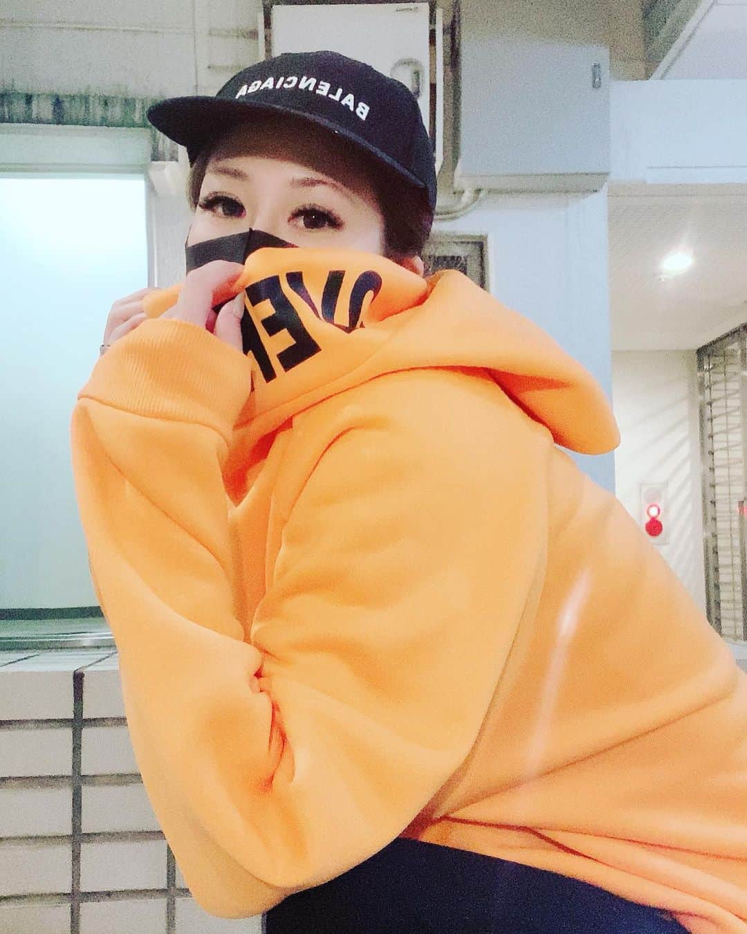 赤崎ティナ（西浦舞由美）のインスタグラム：「だから狙ってないの。 気付いたらハロウィンな感じ。 #パーカー　#新作　#オーバーネック　#すっぴん　#モデル #スポーティー　 20時〜打ち合わせでごわす！！ 全身はストーリーあげてます🎃 #裏起毛　さらに　#ヒートテック #ハロウィン #渋谷　#東京　#Japan #Korea #Philippine #France」