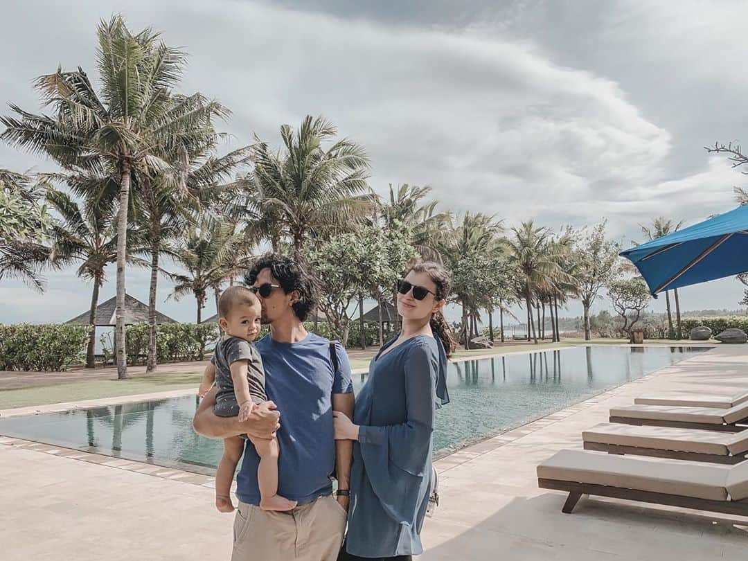 Kimberly Ryderのインスタグラム：「Lebih suka liburan ke pantai atau pergunungan? Aku sih ke pantai... Tapi pengennya ngadem mulu... Nyemplung aja deh paling bener. 👌🏼🌴🌊 • Perfect pool by the beach setting at @komaneka_at_keramasbeach @komanekaresorts. 💙」