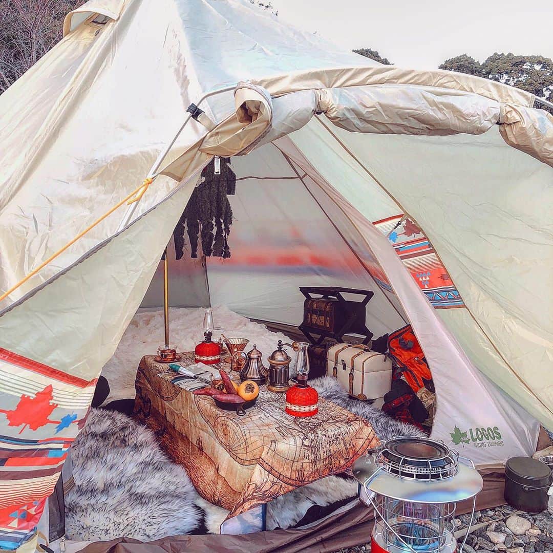 チアコマのインスタグラム：「.﻿ . ﻿ @logos_enjoy_outing のティピーテント🏕﻿ .﻿ .﻿ #ロゴス #logos #camp #テント #キャンプ #ティピーテント #ゆるキャン #camping﻿ ﻿#女子キャンプ #女子キャンパー  ﻿#初心者キャンパー #キャンプ女子 #キャンプ道具 #キャンプギア #キャンプ初心者 #キャンプ初心者  ﻿ ﻿ ﻿ ﻿ ﻿ ﻿」