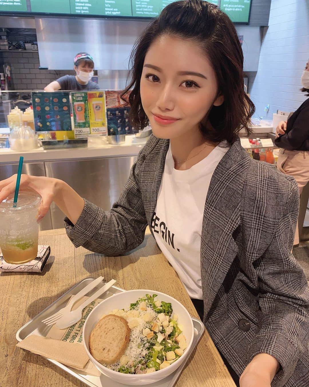 長瀬礼華さんのインスタグラム写真 - (長瀬礼華Instagram)「. 何でも話せる友達とのlunchって 本当に楽しい♪ 私がカロリー気にしてるのを気遣って サラダランチを一緒にしてくれました😢 私の数少ない大切な友達です🤝💓 . 皆さん本日も忘れずに ＃れいぽち 宜しくお願い致します❤︎ . #恵比寿 #恵比寿グルメ #代官山 #中目黒 #代官山カフェ #中目黒カフェ #サラダ #サラダボウル #salad #saladbowl #ダイエット #ランチ #サラダランチ #女子会 #greenbrothers」10月29日 18時47分 - mskokudai20_5