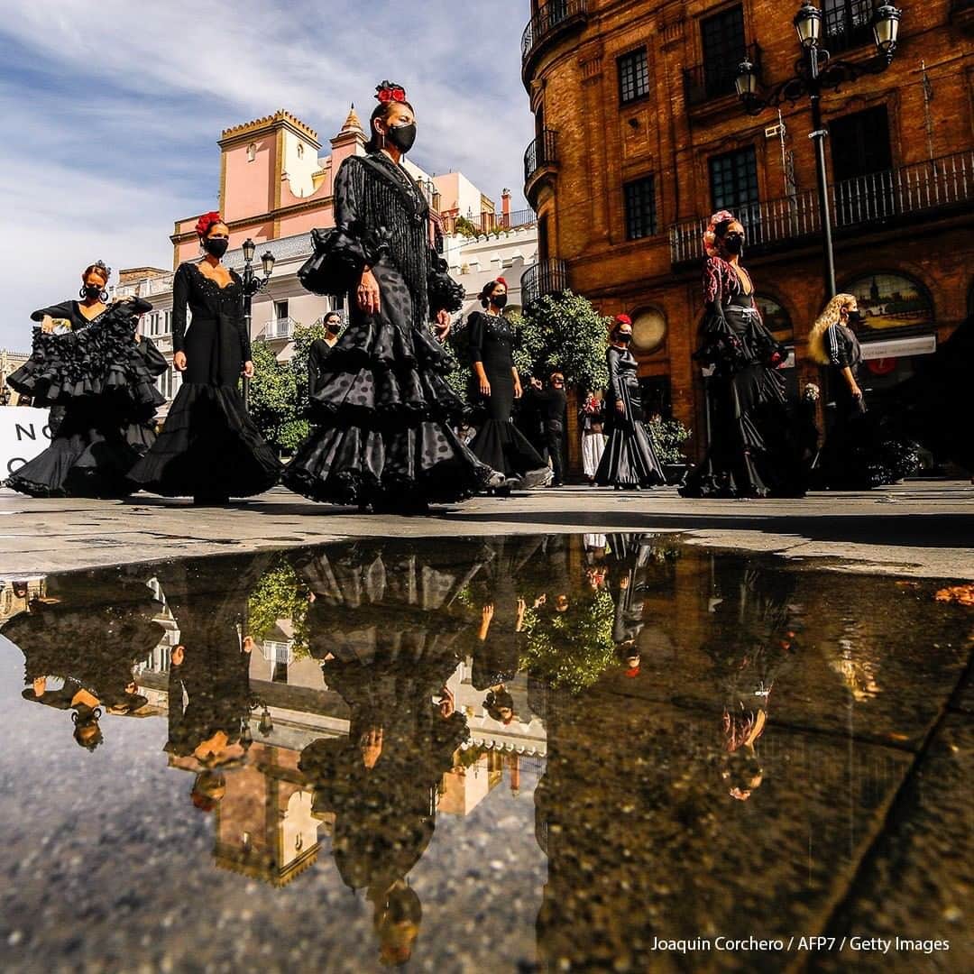 ABC Newsさんのインスタグラム写真 - (ABC NewsInstagram)「Models take part in a protest on behalf of the flamenco fashion industry, which demonstrators argue is not getting enough assistance from the government during the coronavirus pandemic, at Plaza Nueva square on October 28, 2020 in Sevilla, Spain. #coronavirus #spain #flamenco」10月29日 19時00分 - abcnews